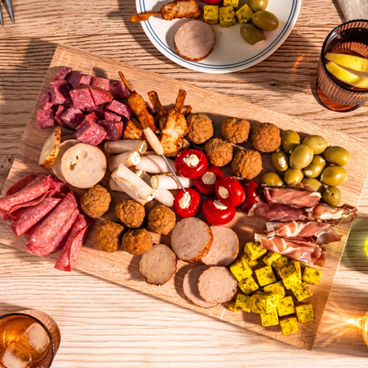 Kippieplank op tafel met drinken erom heen