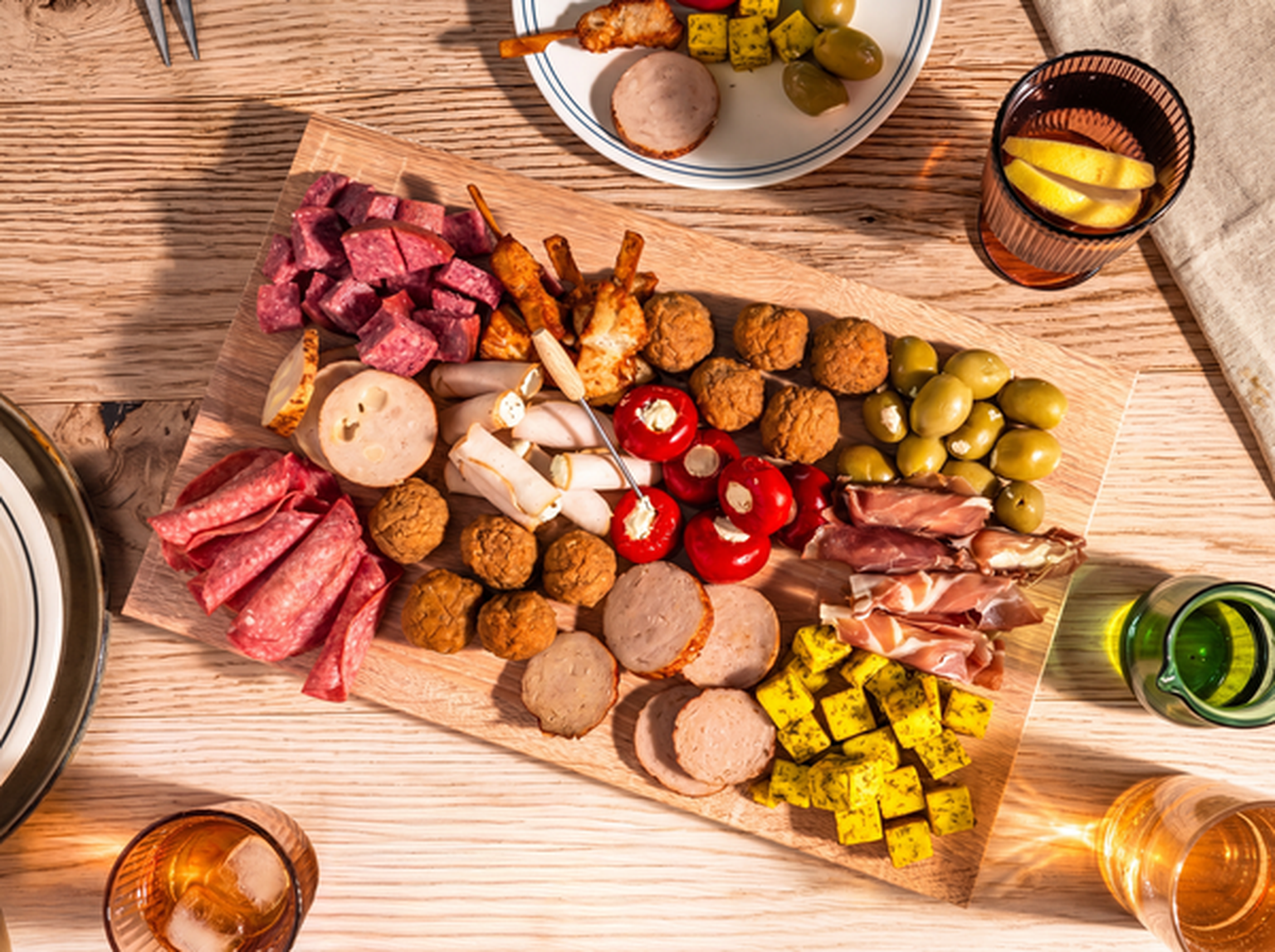 Kippieplank op tafel met drinken erom heen