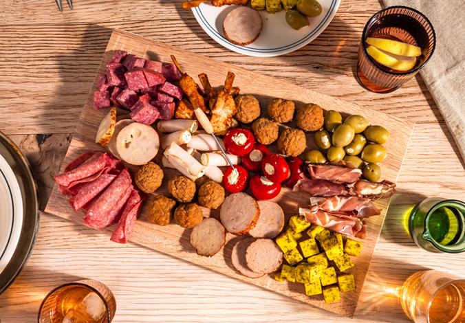 Kippieplank op tafel met drinken erom heen