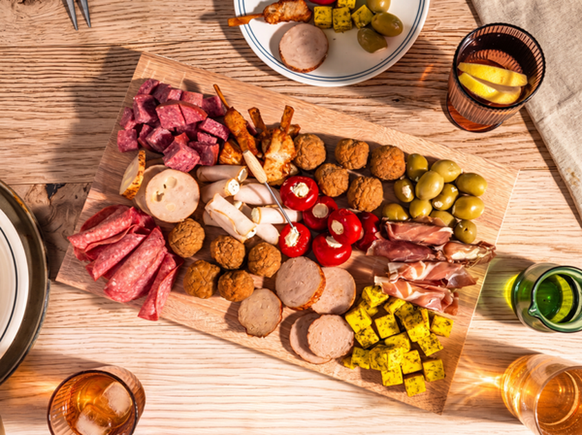 Kippieplank op tafel met drinken erom heen