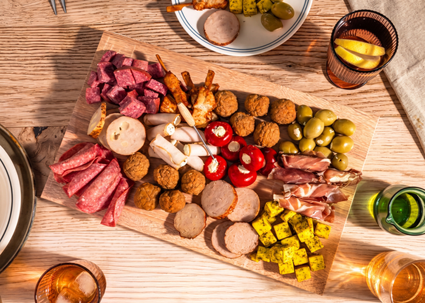 Kippieplank op tafel met drinken erom heen