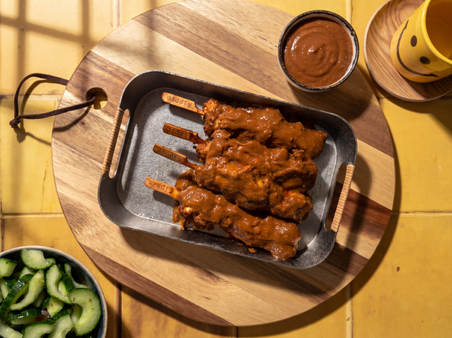 Kipsate stokjes met pindasaus