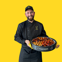 Ondernemer Kippie malden op de foto met een Kippiepan