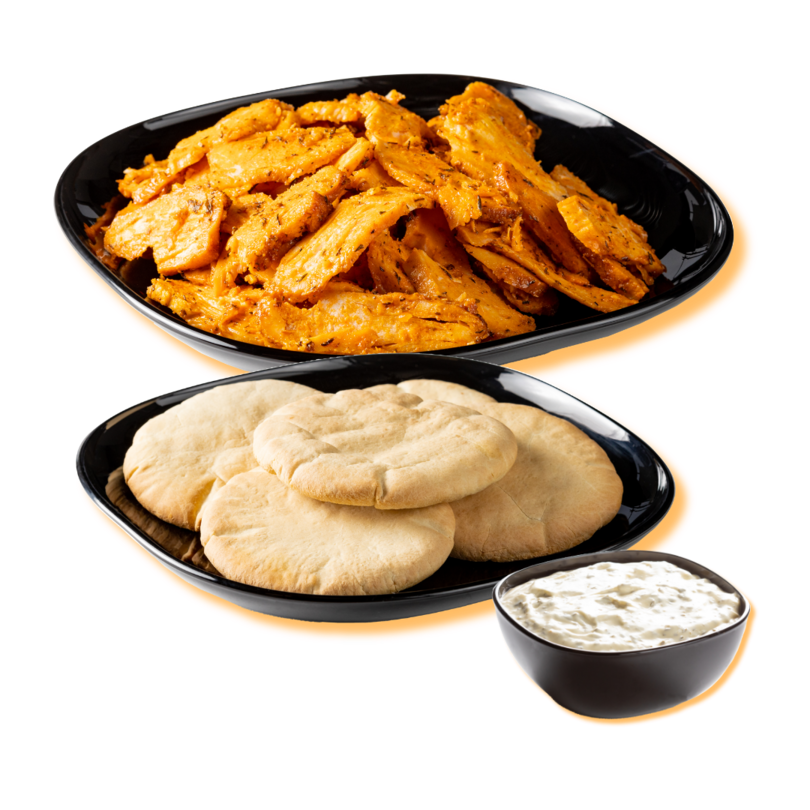 kipdoner met pita's op zwart bordje met knoflooksaus