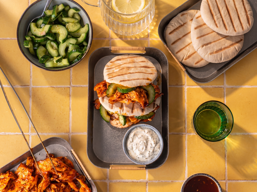 Broodje kipdonder met saus op bordje