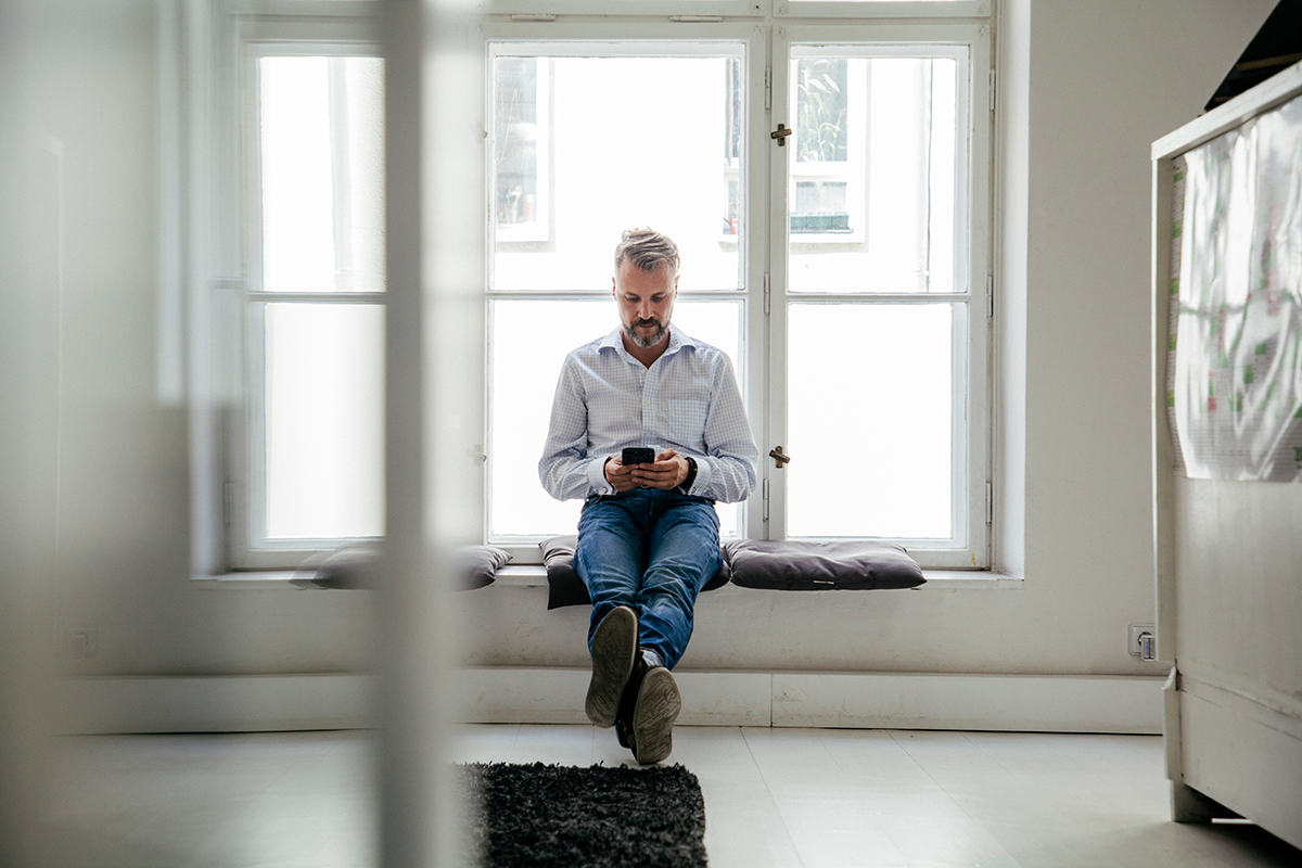 Mann sitzt in Wohnung