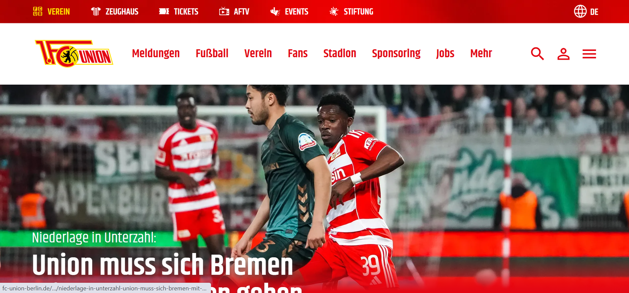 Union Berlin and Werder Bremen players during a match, with a red banner headline on a sports website.
