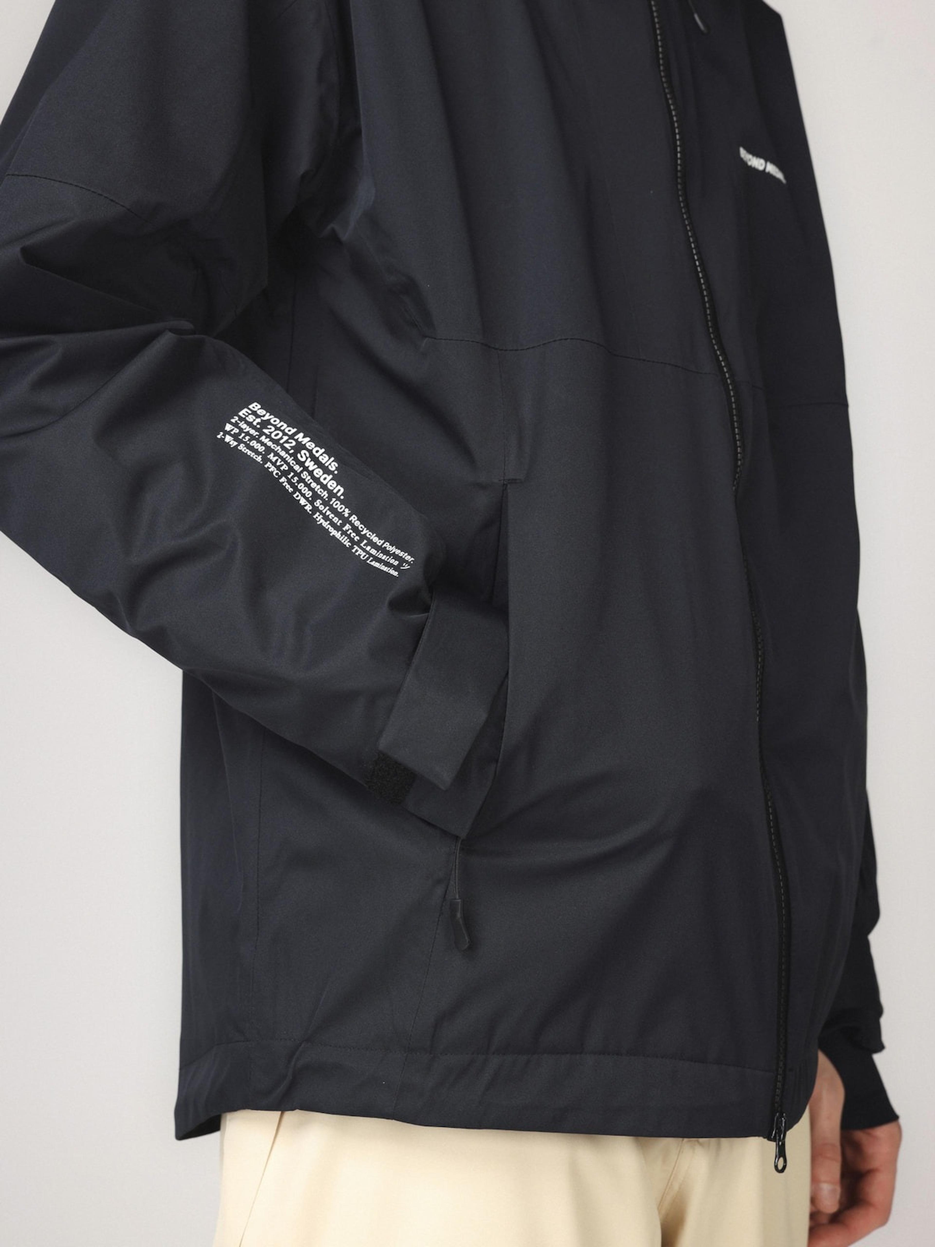 Snowboard and ski jacket: water-repellent, insulated, 2-layer.