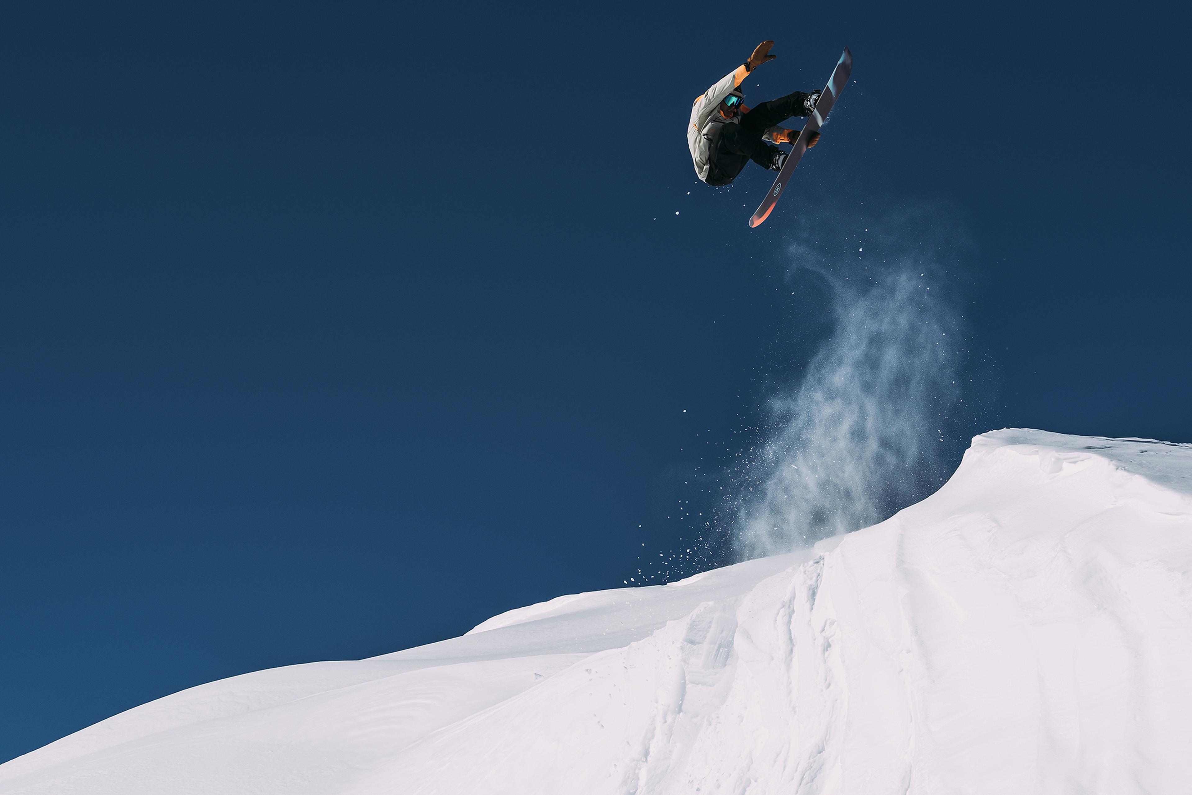 Snowboarding in Laax. Rider: Severin Invandermeer. Photo: Dominic Zimmermann.