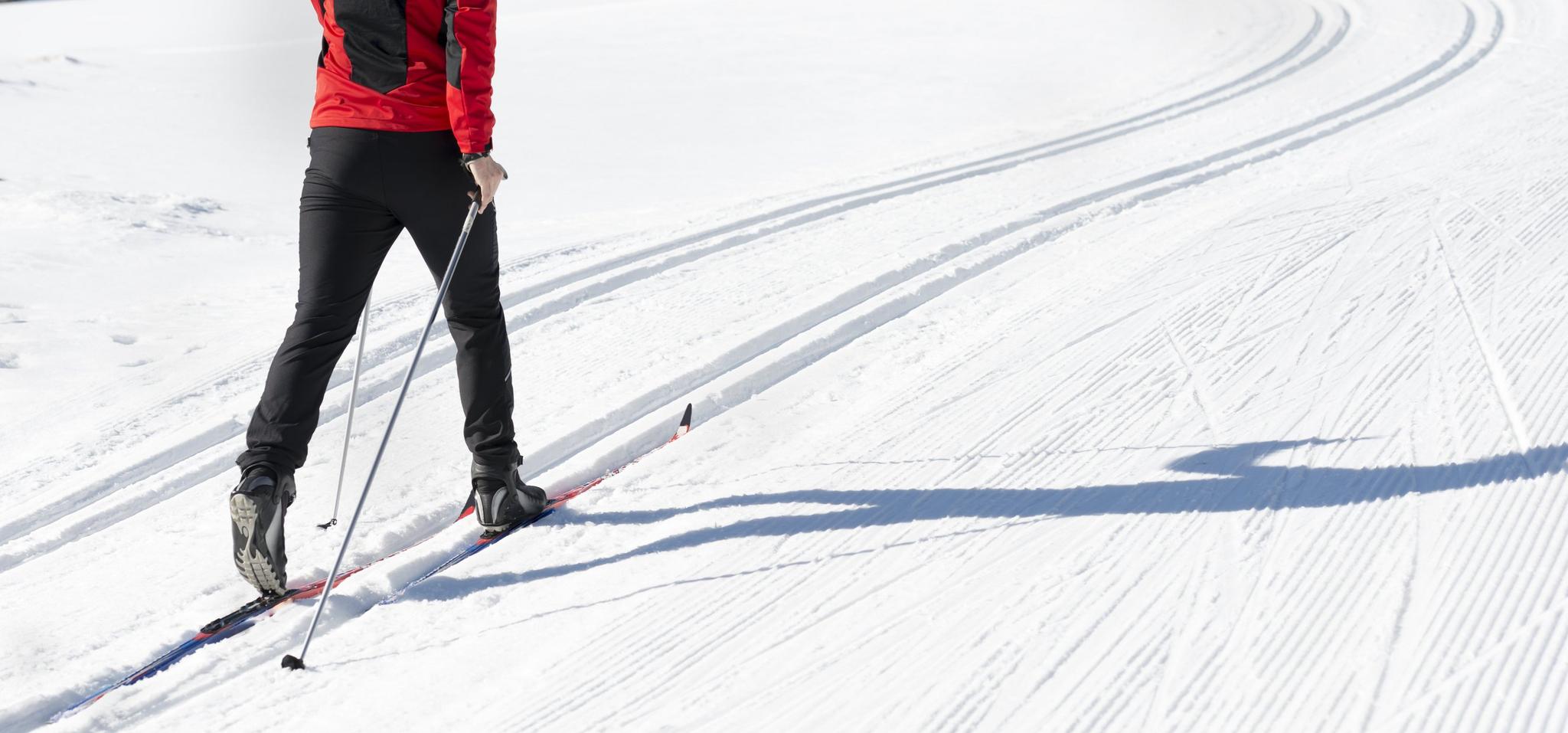 Mann auf Ski