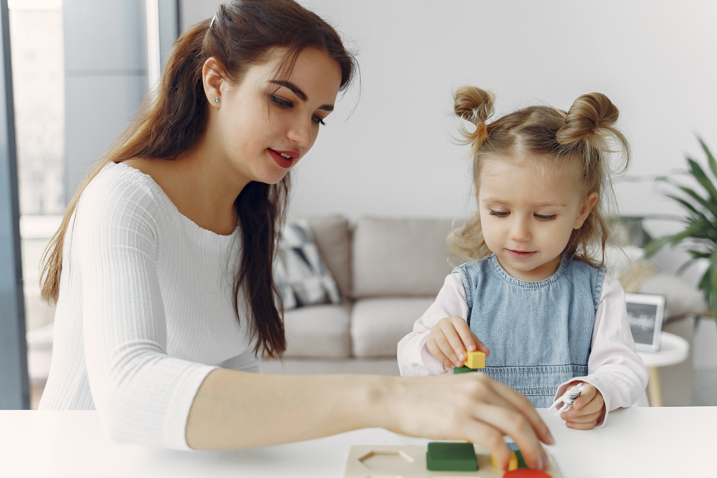 Babysitter de confiança da Baby Sisters em atividade educativa com criança