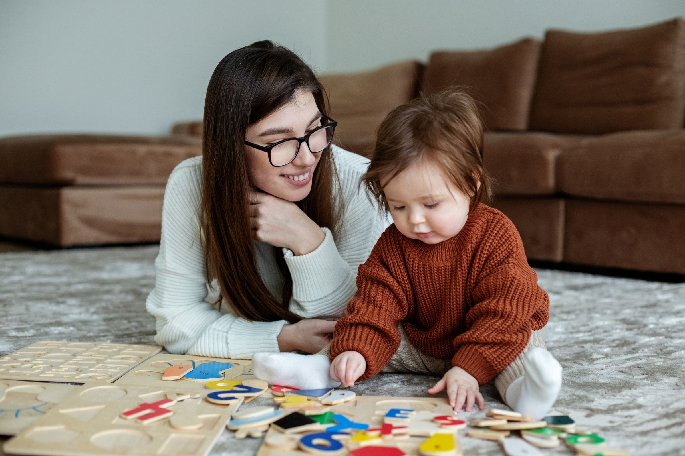 Babysitter de confiança da Baby Sisters a brincar em segurança com uma criança em casa.