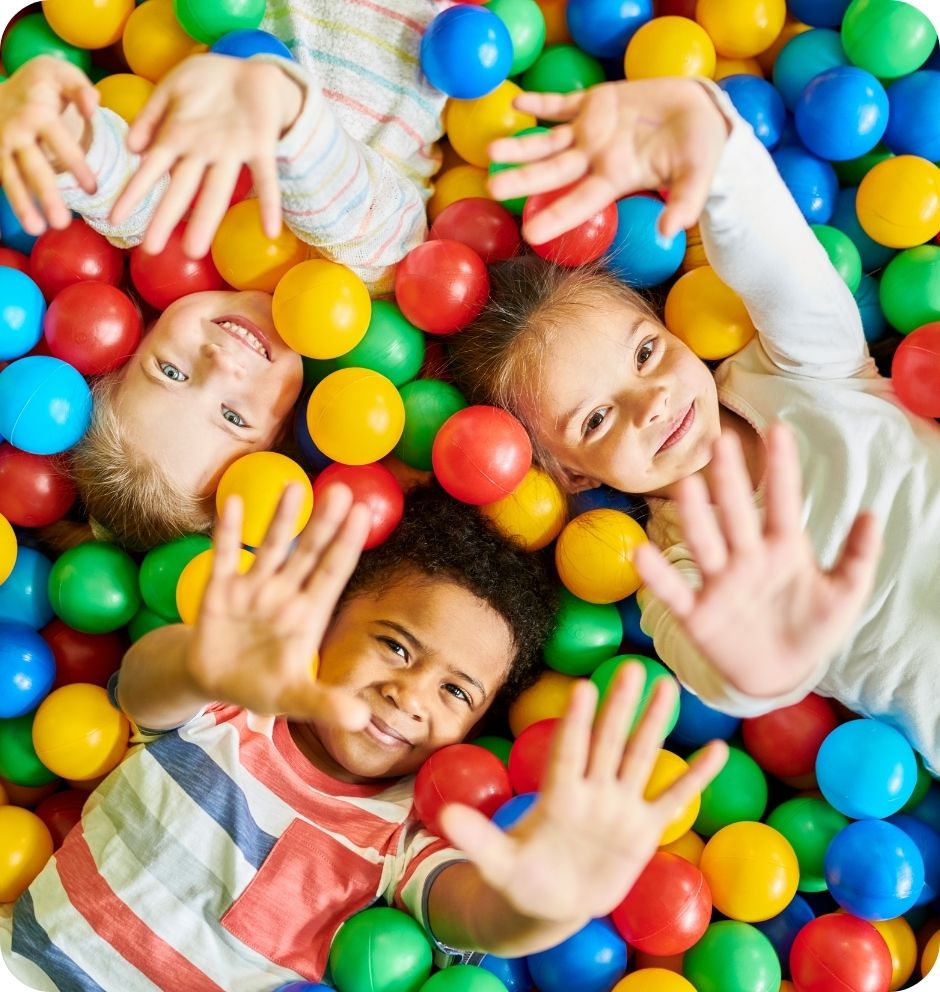 crianças felizes numa piscina de bolas