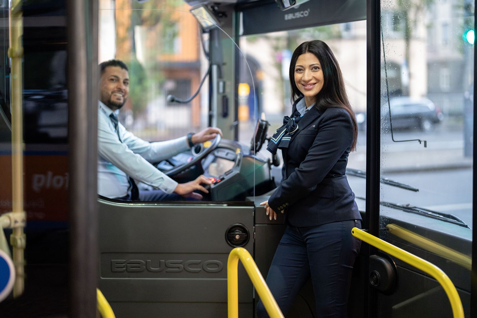 Busfahrer und Busfahrerin