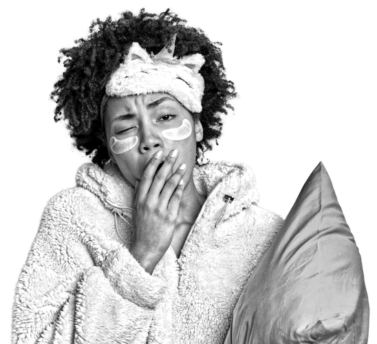 Junge Frau ist müde und hält ein Kissen in der Hand