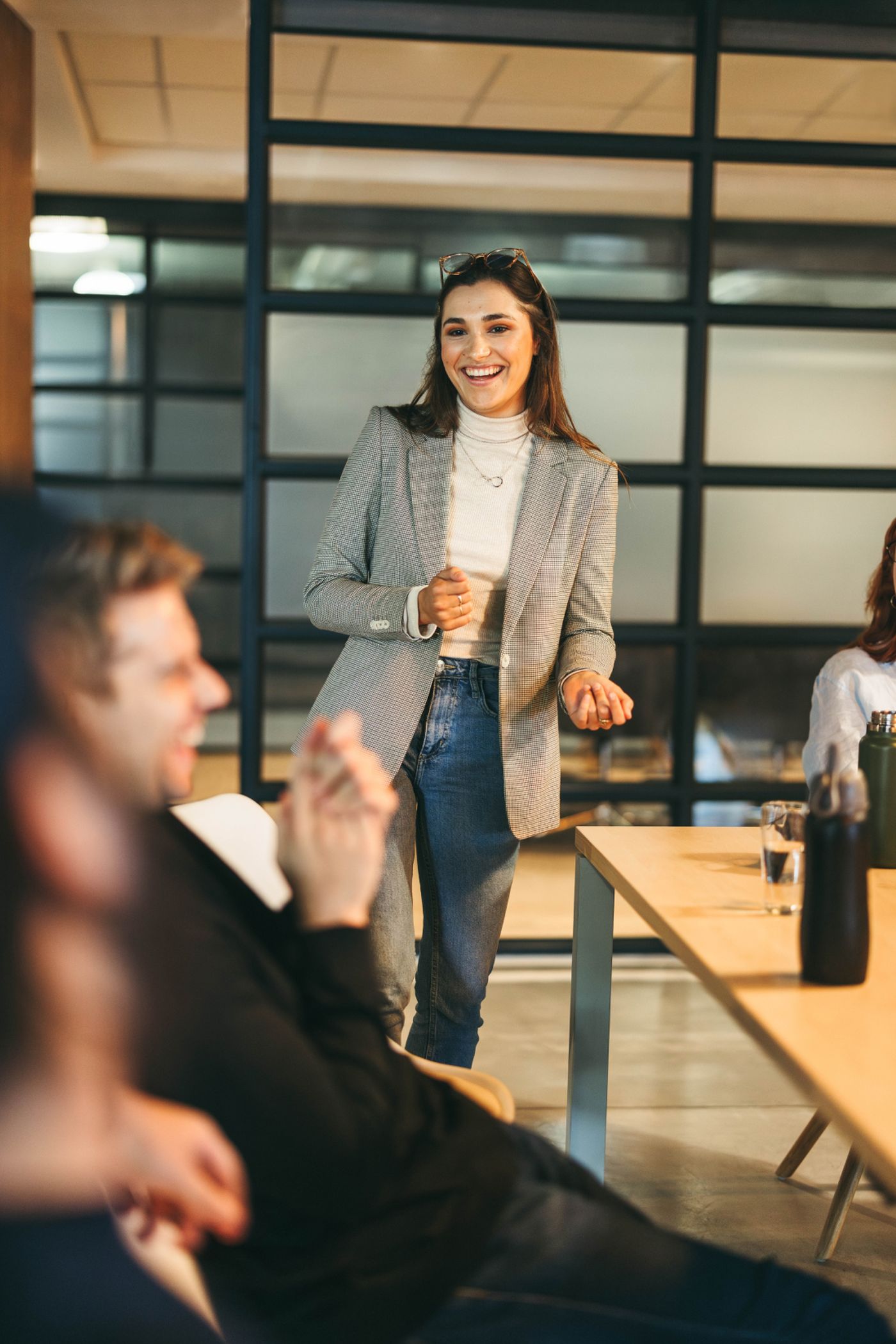Junge Business Frau begleitet Change Projekt