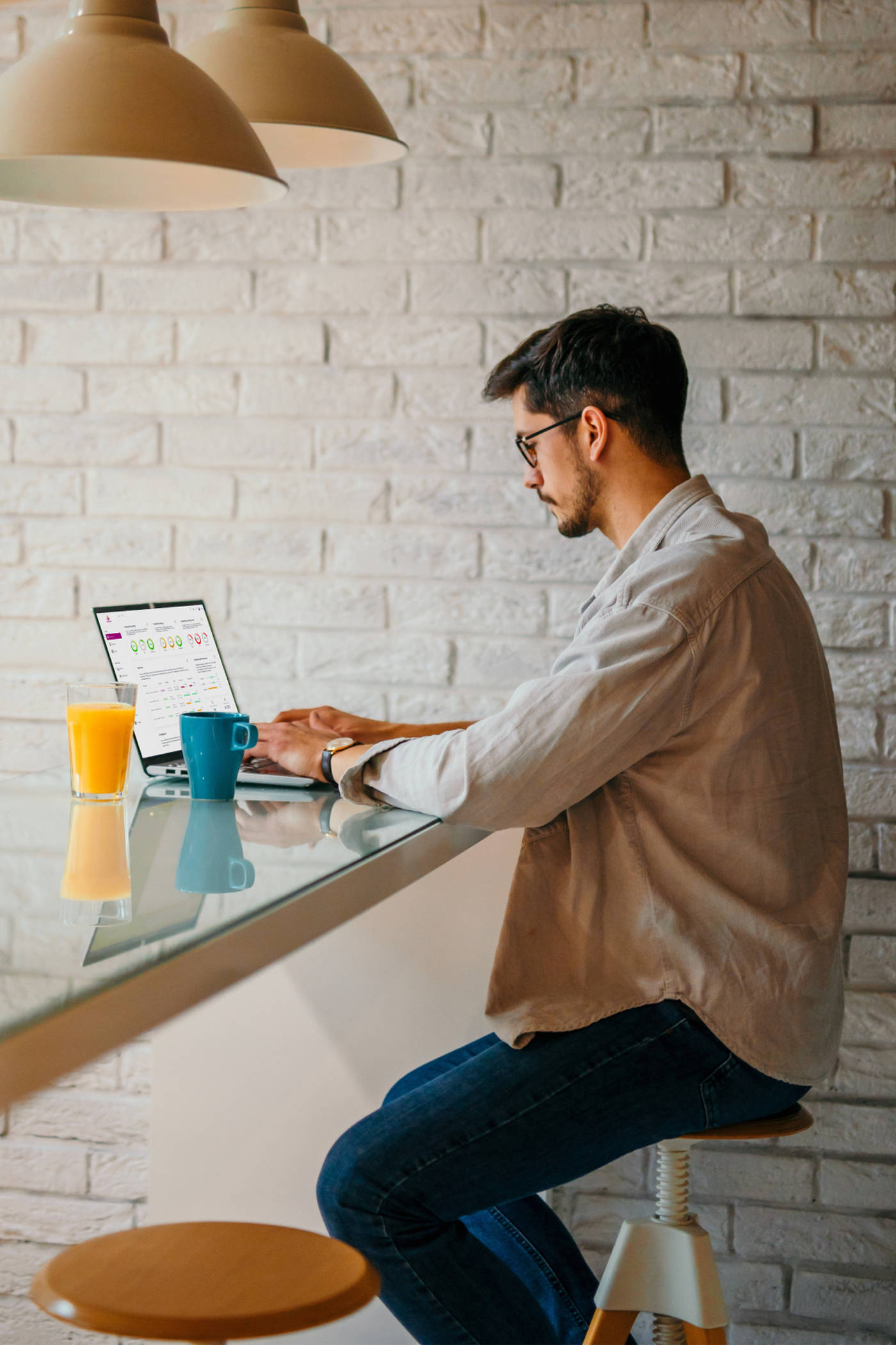 Junger Mann arbeitet mit zweikern Analytics