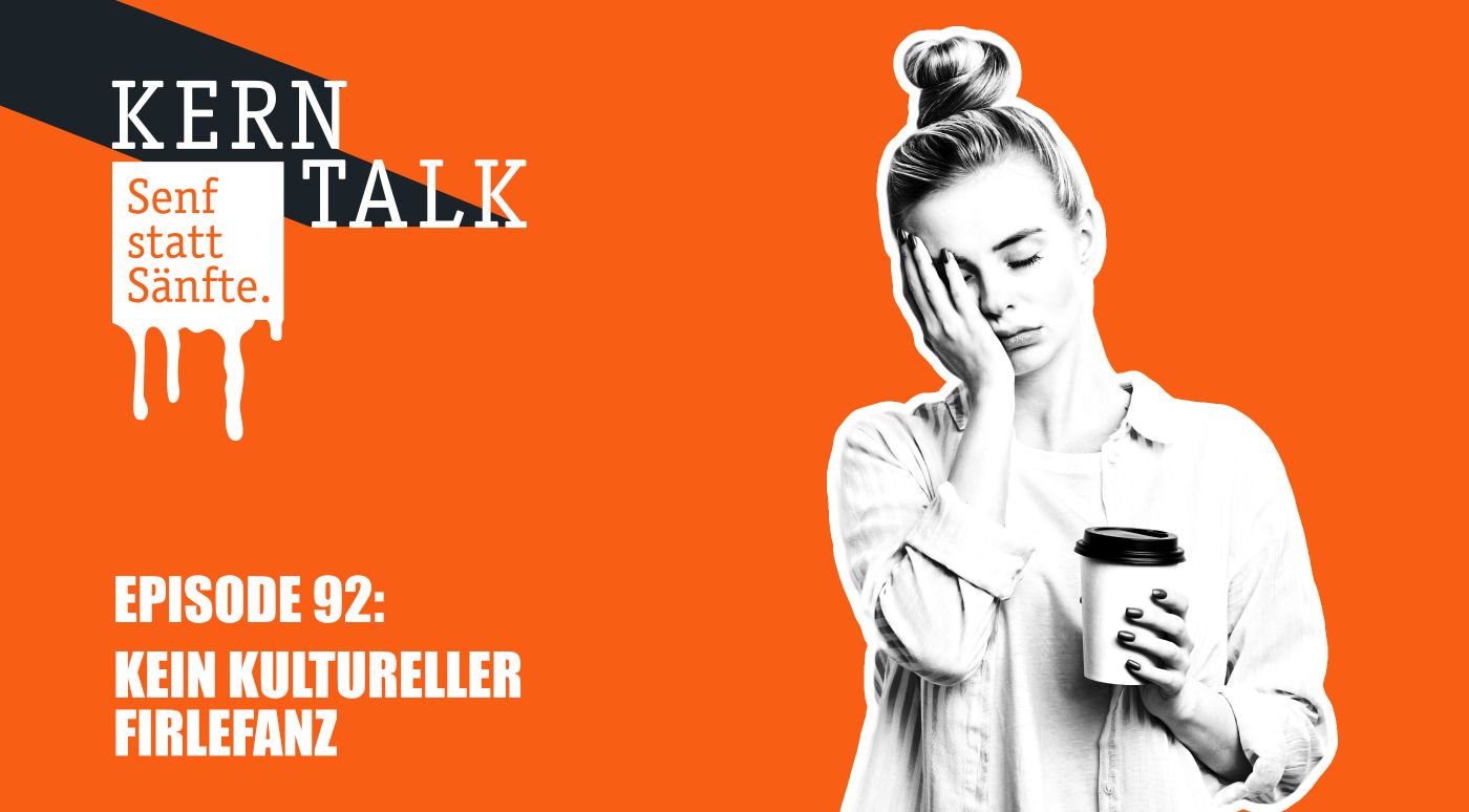 Frau mit Kaffee ist müde und hält sich den Kopf