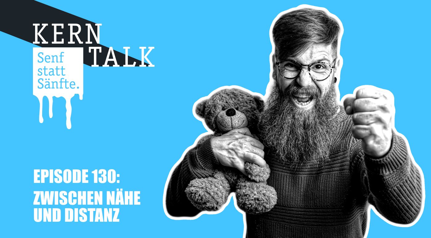 Mann mit Teddybär und Faust wirkt aggressiv