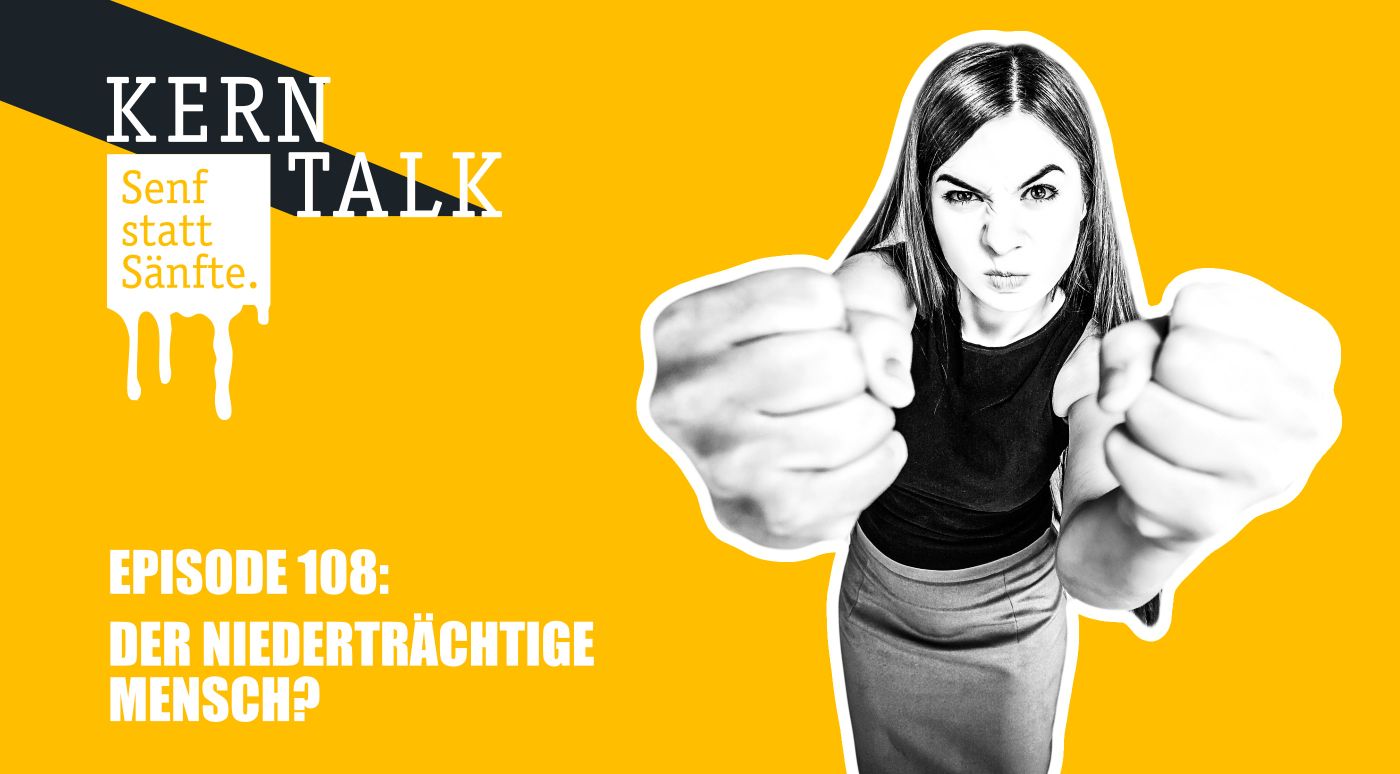 Frau streckt die Fäuste in die Kamera