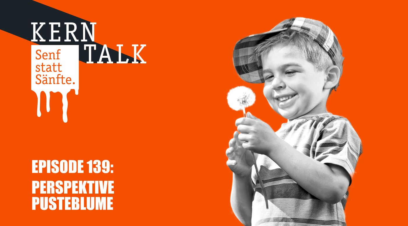 Frecher Junge mit Pusteblume in der Hand