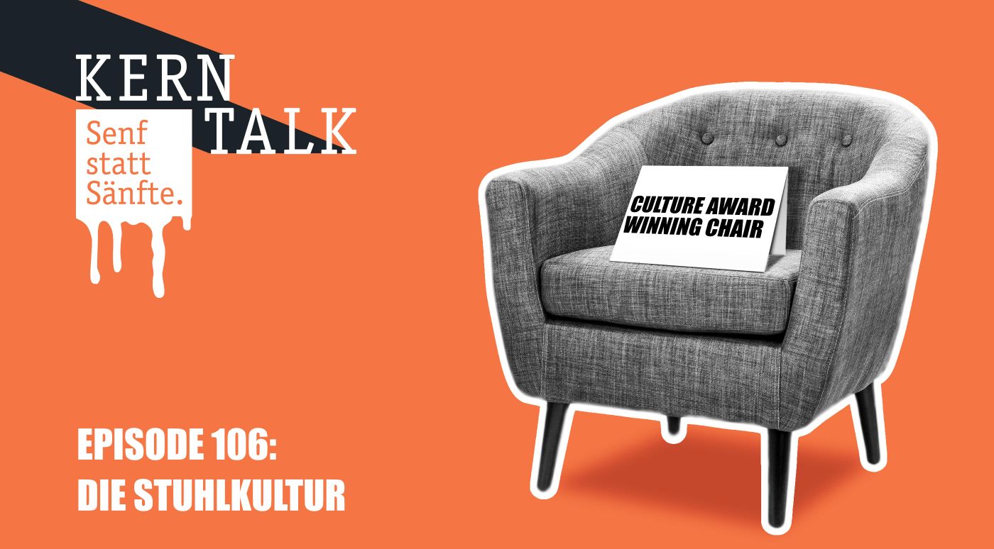 Bequemer Stuhl mit Schild auf der Sitzfläche