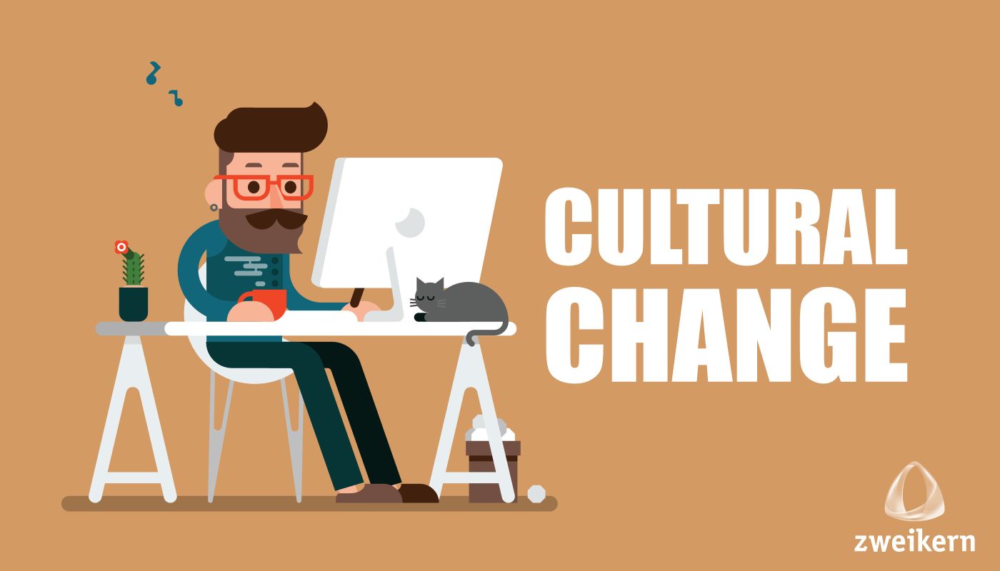 Mann sitzt am Schreibtisch und arbeitet