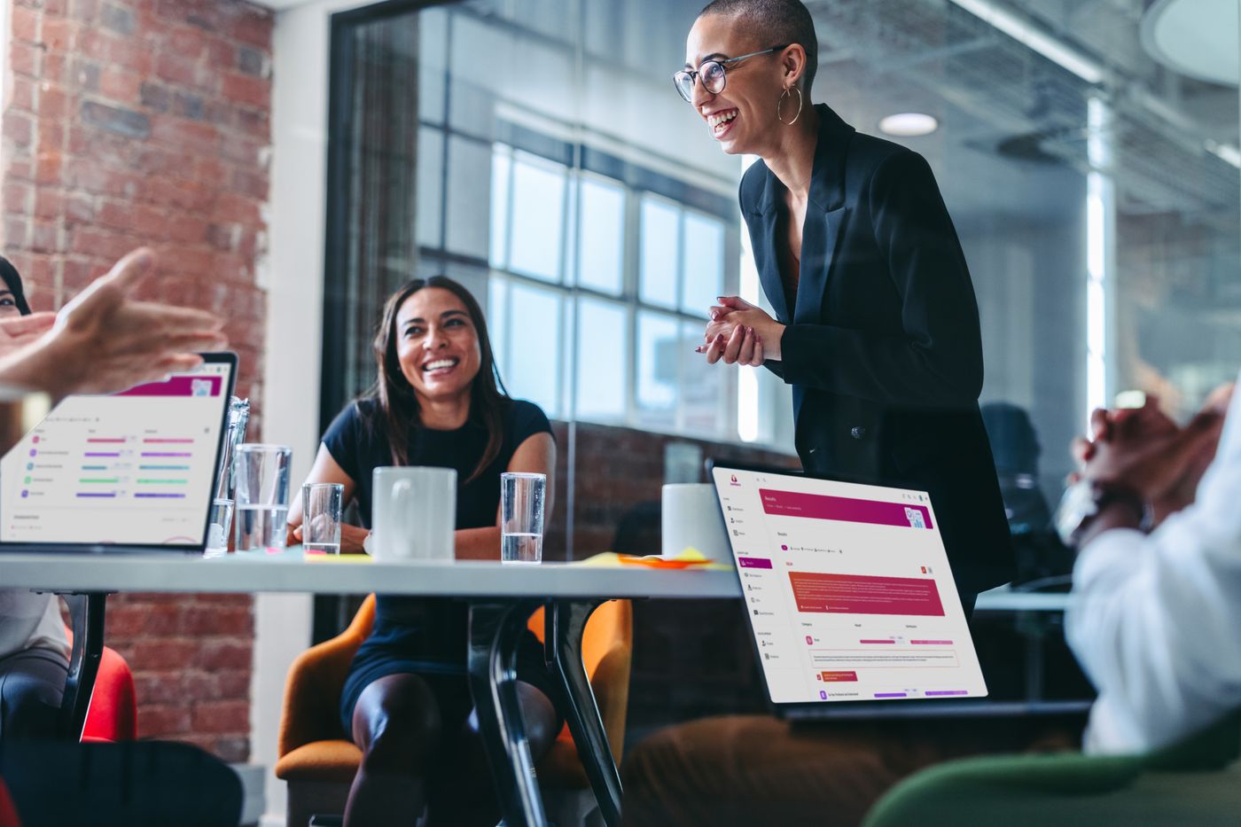 Führungskraft bespricht zweikern Analytics Ergebnisse