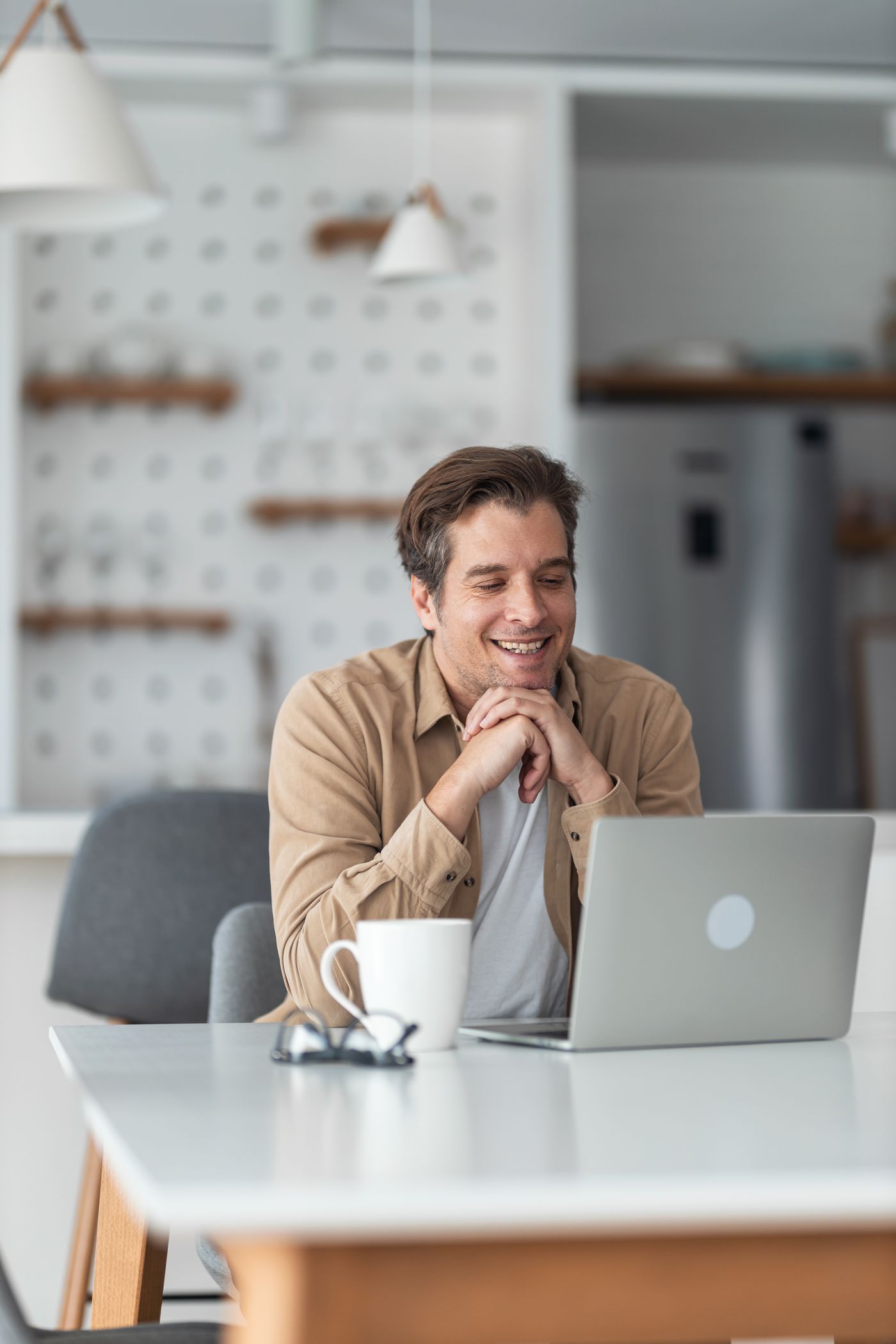 Junger Mann arbeitet entspannt am Laptop