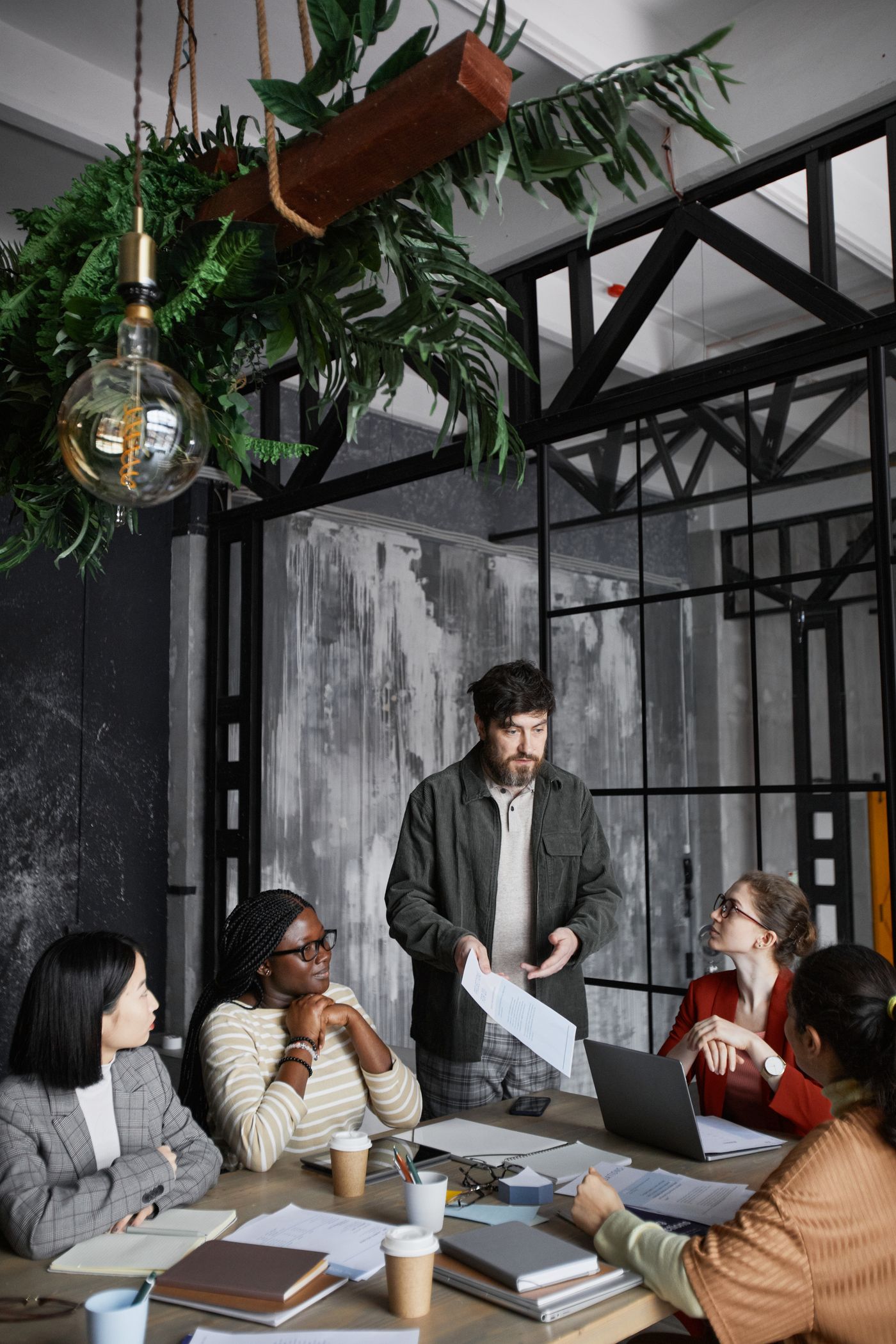 Besprechung in einem Loft-Office mit nachhaltigem Touch
