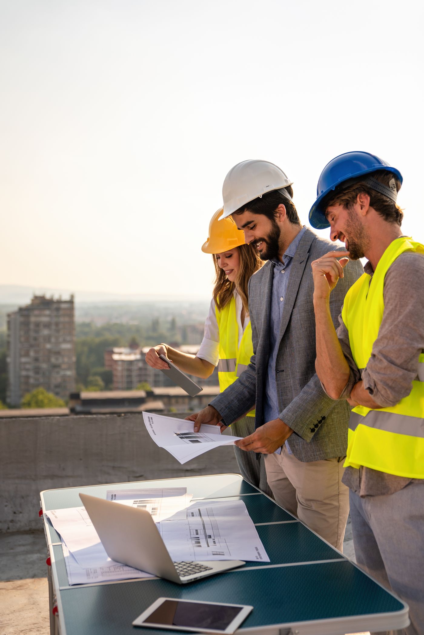 Sicherheitsteam mit Helm auf Baustelle