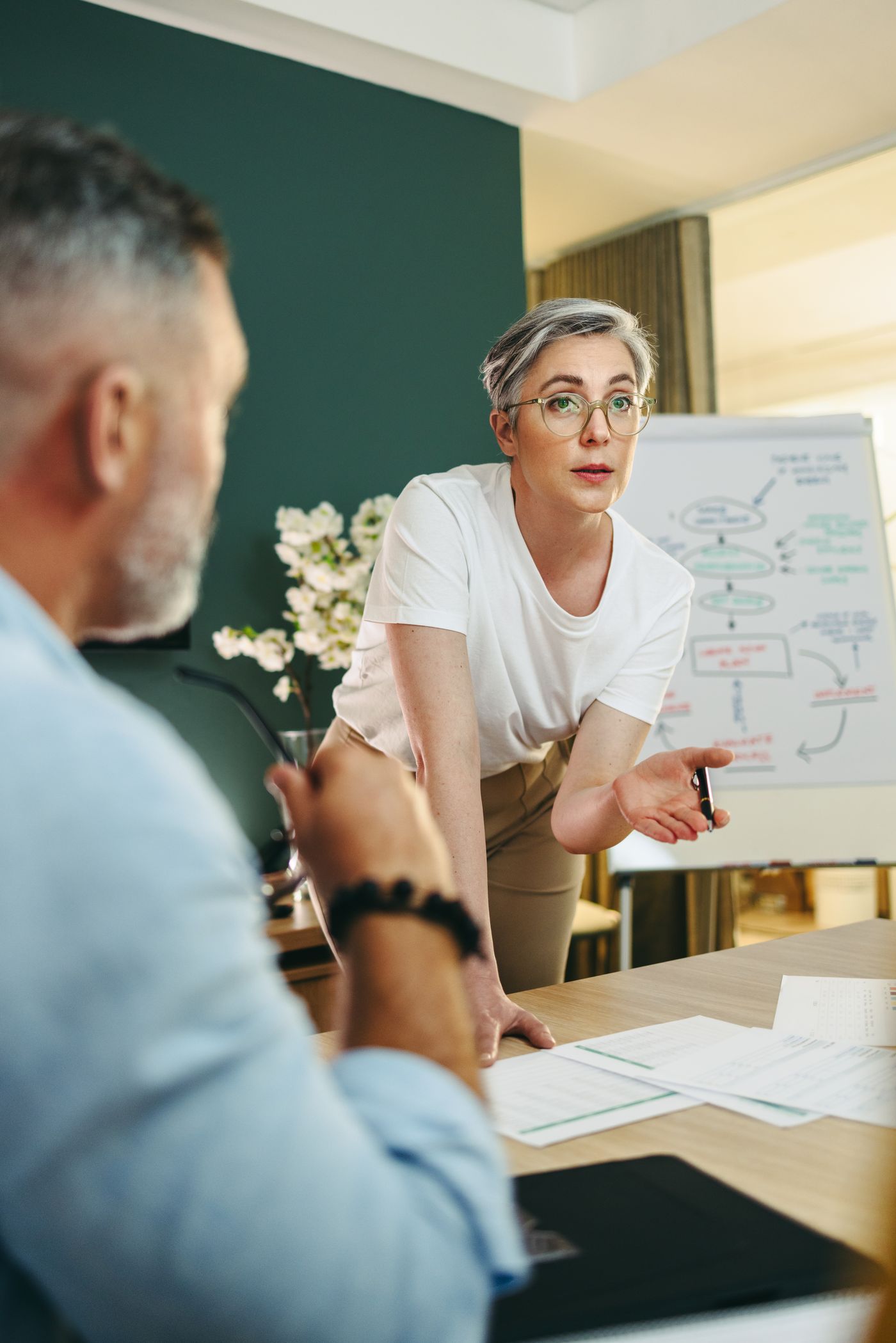 Frau mittleren Alters leitet einen Workshop