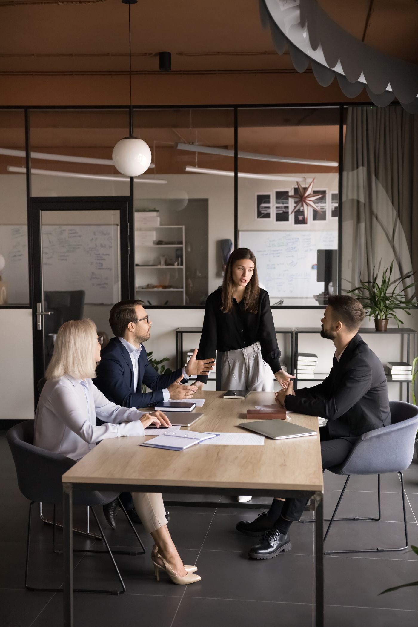 Besprechung im Team im Besprechungszimmer