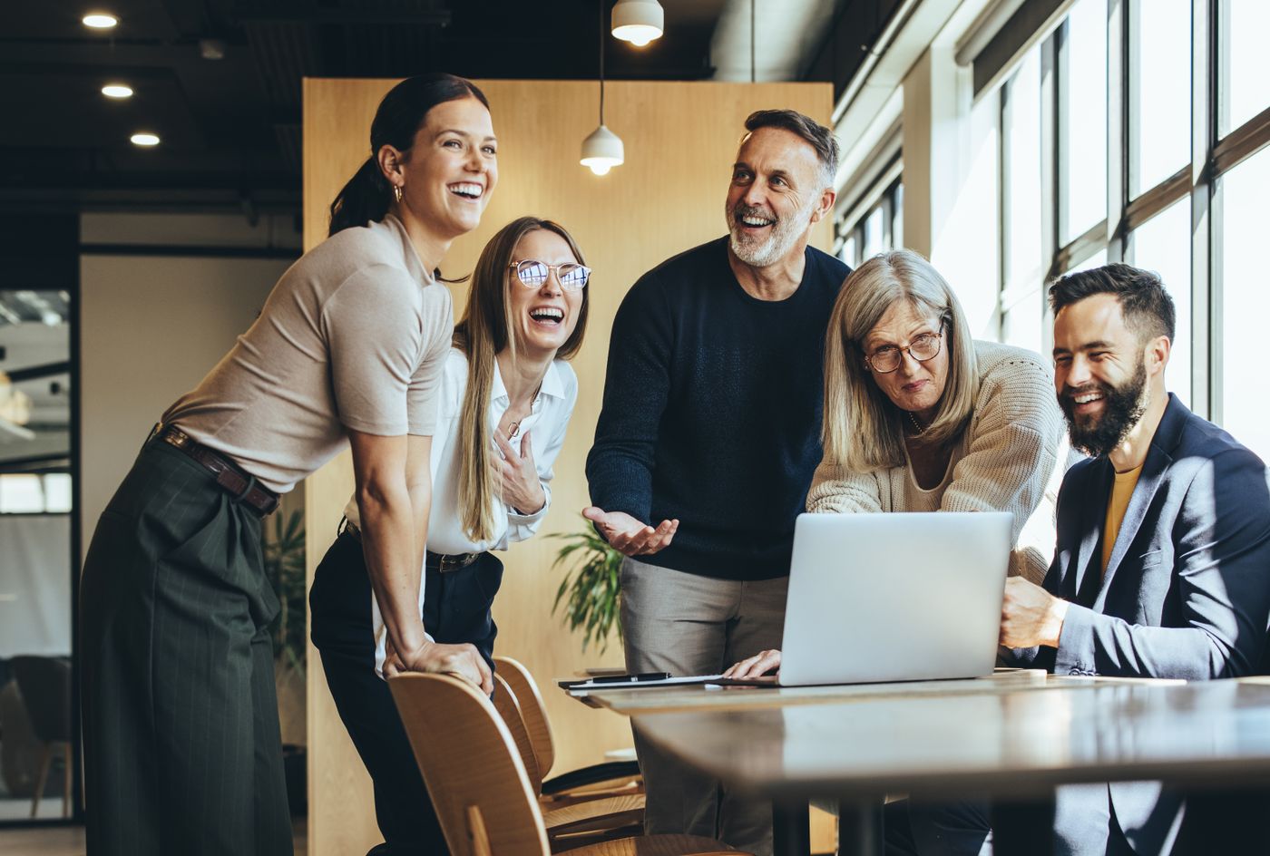 Gut gelauntes Team arbeitet gemeinsam