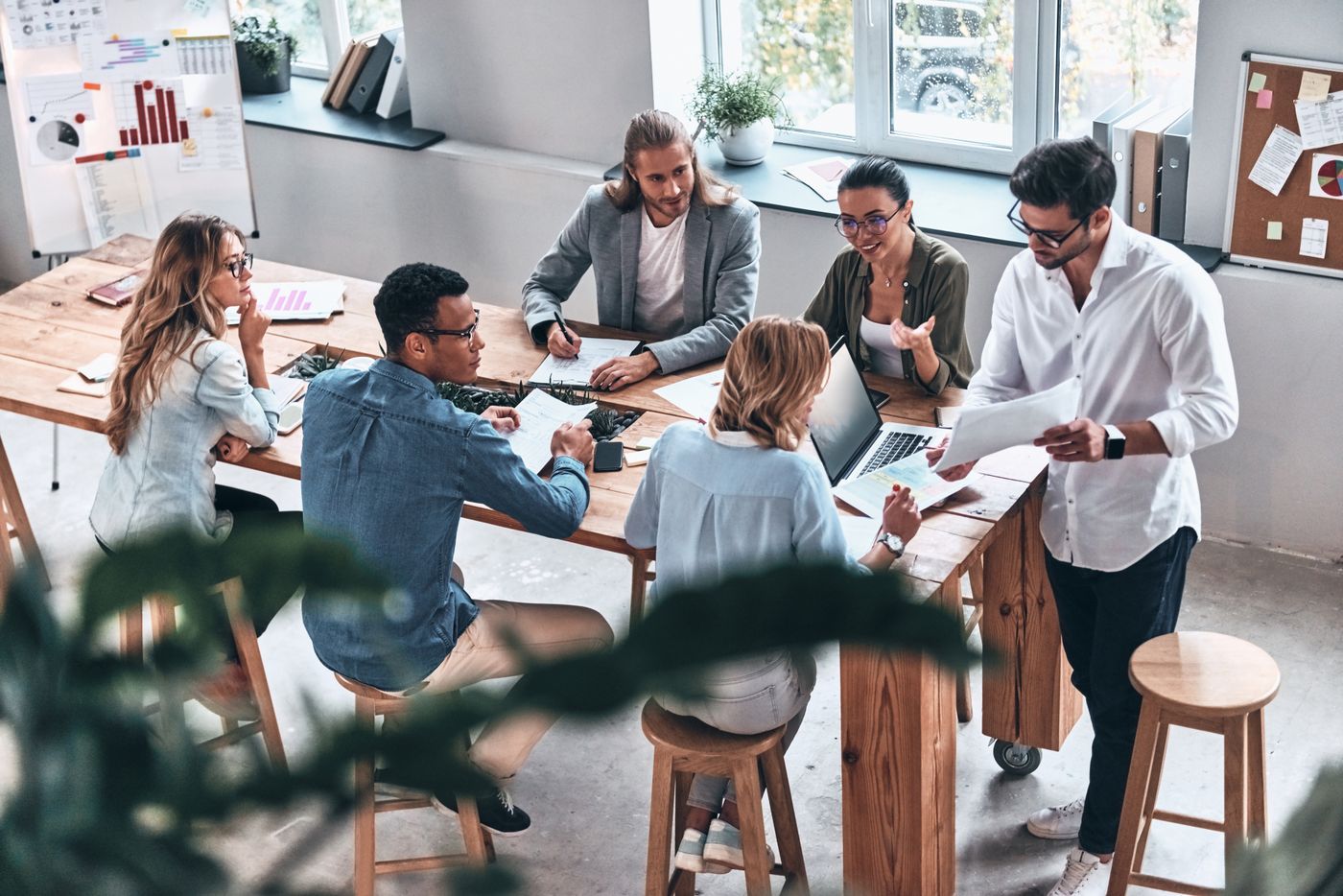 Team arbeitet gemeinsam an großem Tisch