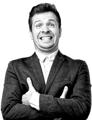 Junger Mann lächelt gezwungen