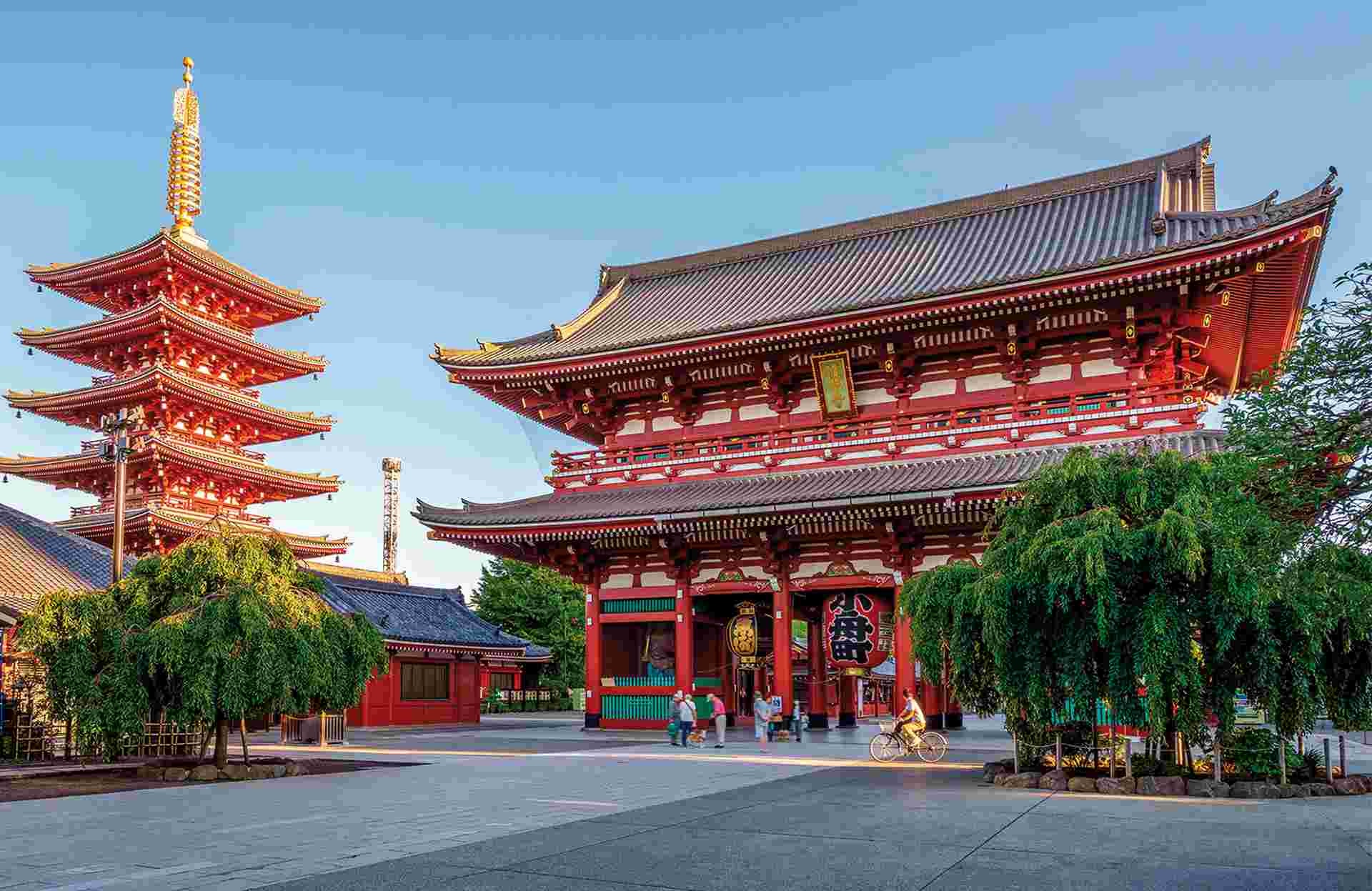 kaminarimon of sensoji in Asakusa, Tokyo, Japan.