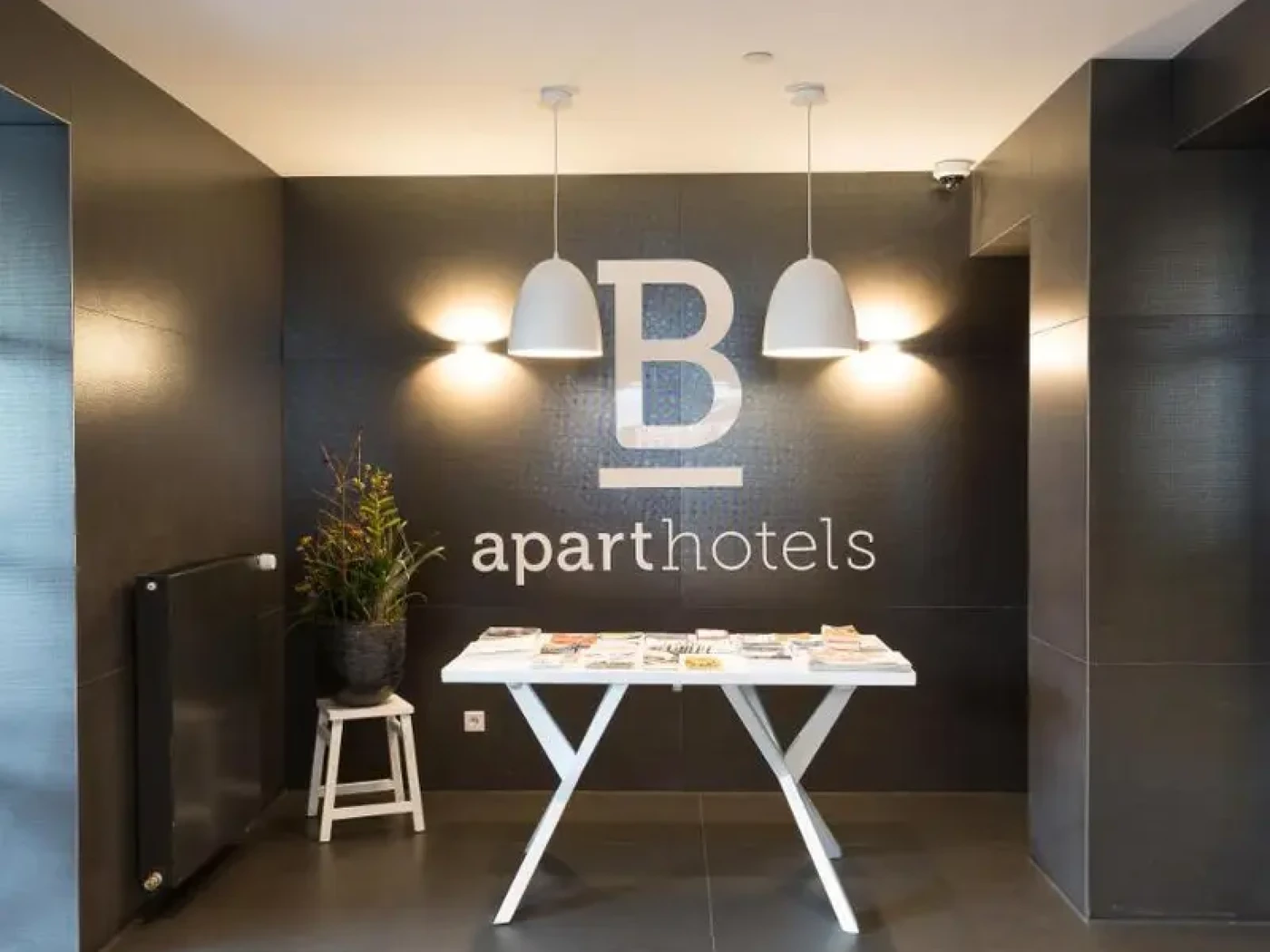 Entrance of B-aparthotel Kennedy The Hague