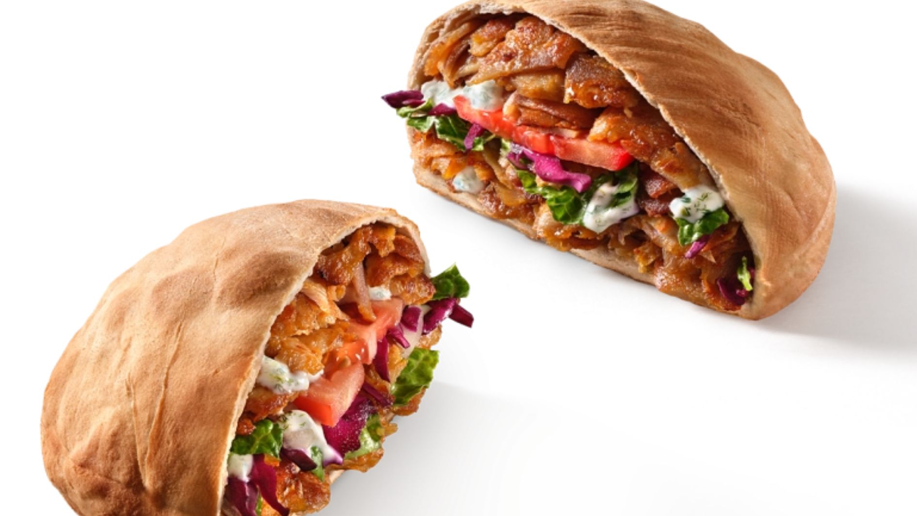 Zwei aufgeschnittene Dönerhälften mit Fleisch und Gemüse