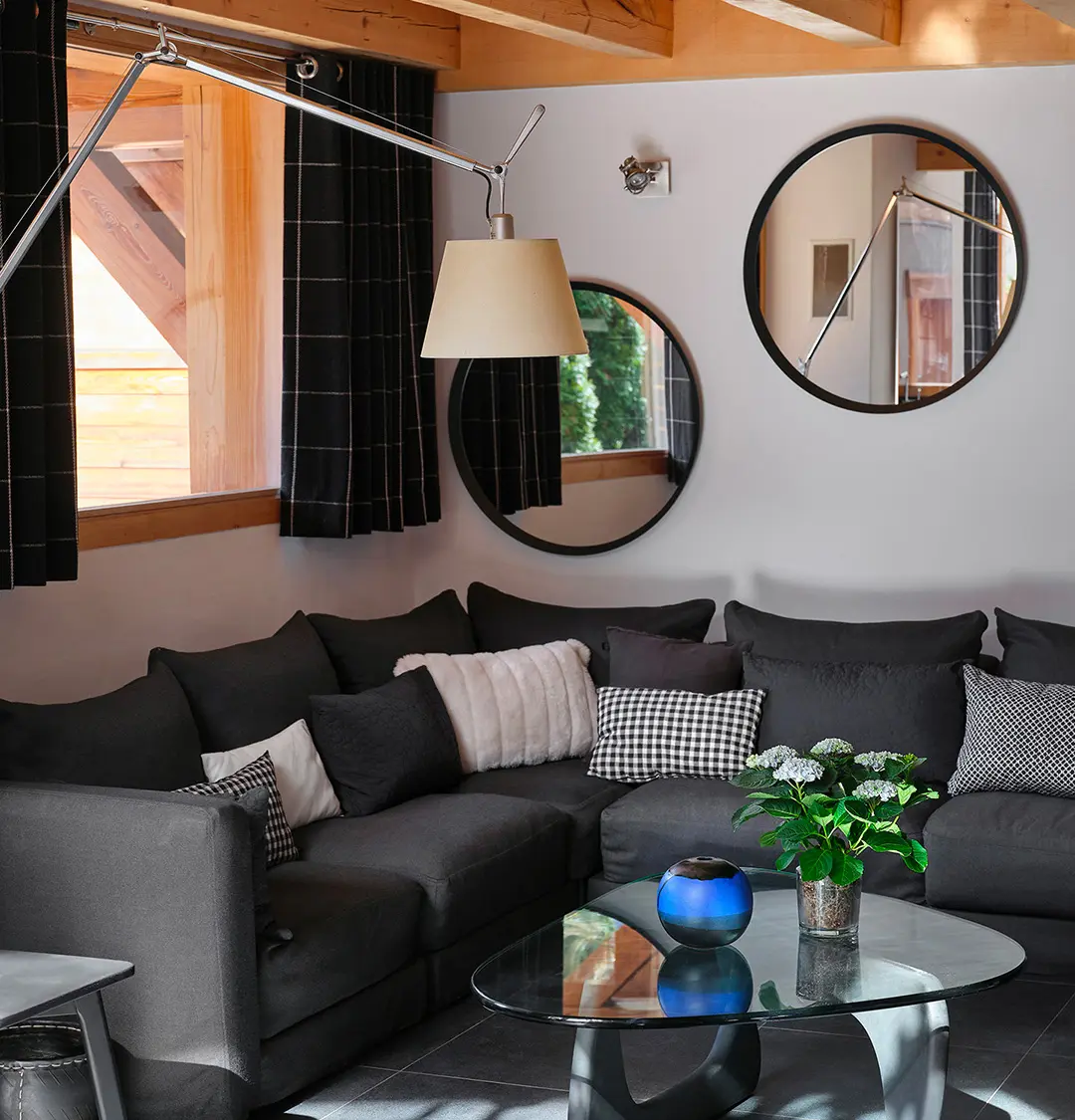 Location de Chalets Chamonix - Chalet Cristal Les Rives d'Argentière - salon contemporain, canapé d'angle et miroirs ronds
