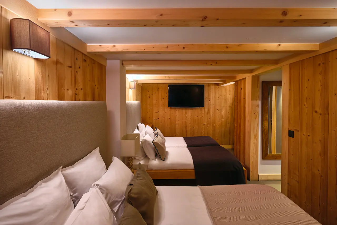Location de Chalets Chamonix - Chalet Terre Les Rives d'Argentière - chambre familiale lambrissée avec lits jumeaux