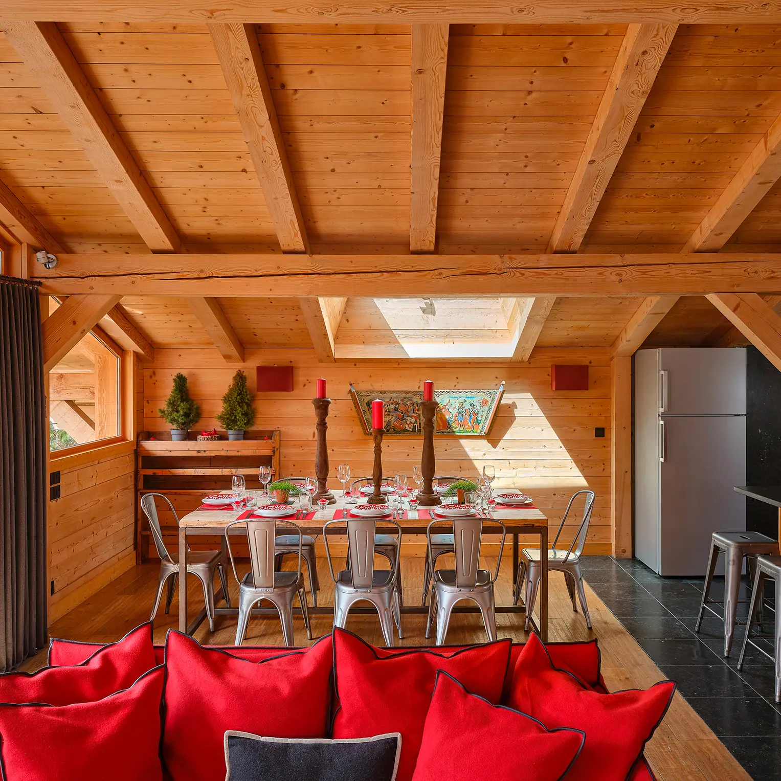 Location de Chalets Chamonix - Chalet Ardoise Les Rives d'Argentière - salle à manger sous verrière, table dressée pour dix