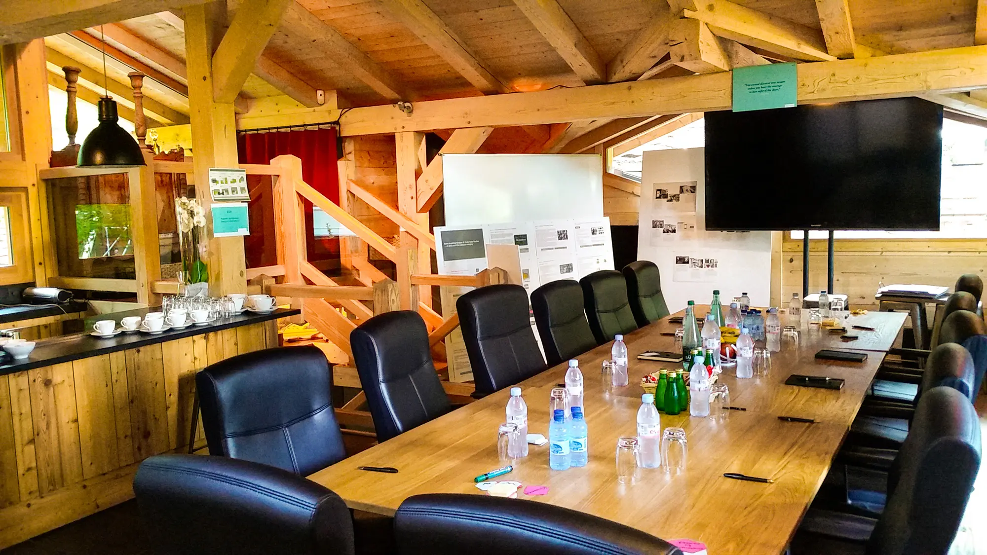 Location de Chalets Chamonix - salon Ardoise en configuration séminaire, table en U, écran et paperboard