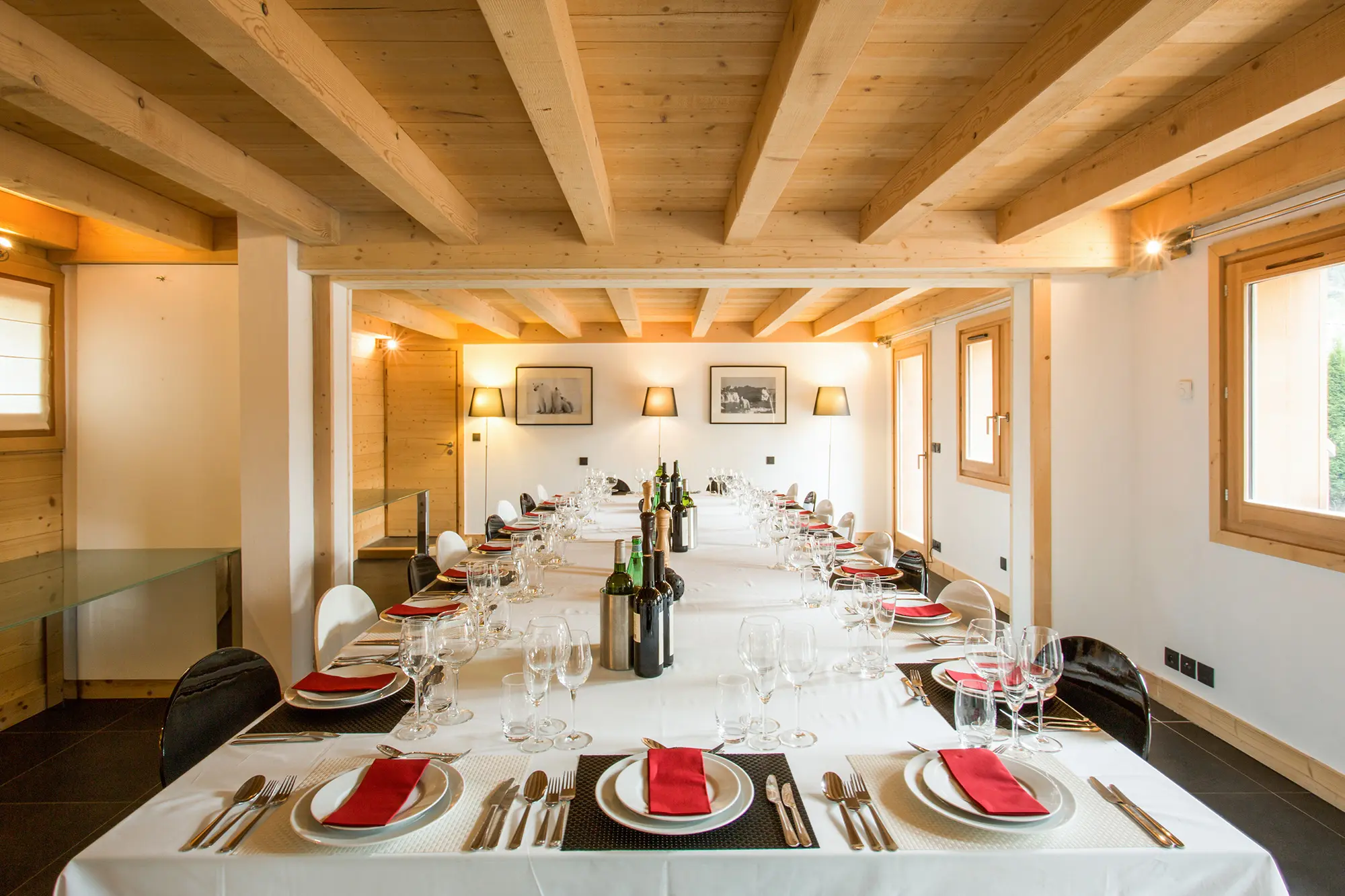 Location de Chalets Chamonix - salle de réception, longue table dressée pour un repas de groupe