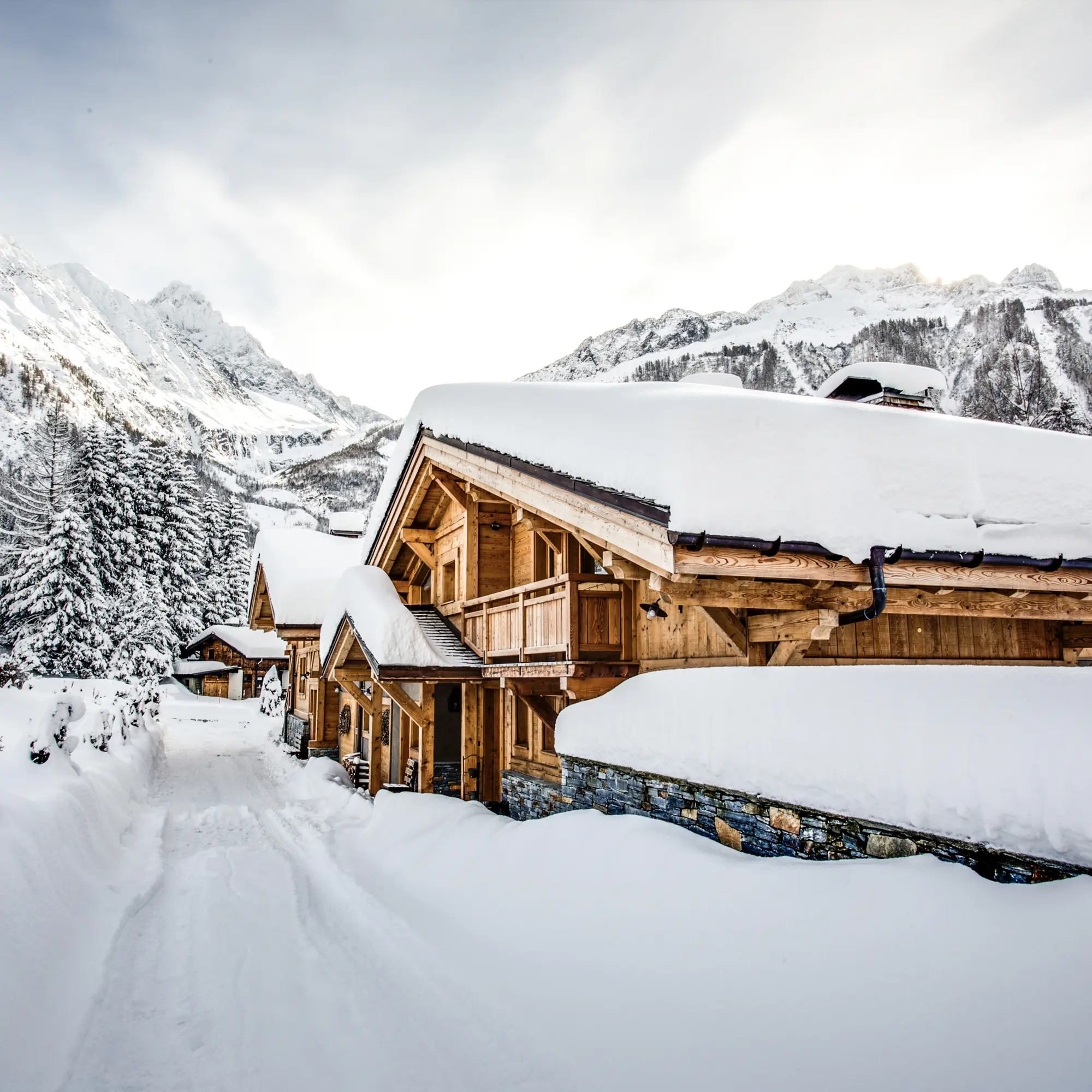 Location de Chalets Chamonix - Chalet Cristal en hiver, allée déneigée le long du hameau