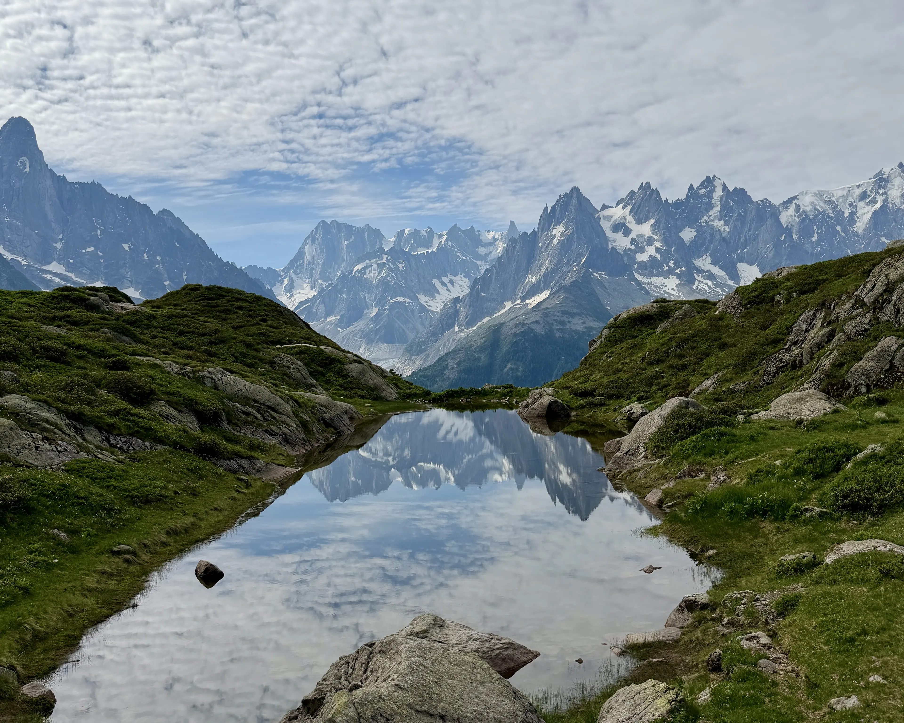 Lac d'altitude reflétant les Aiguilles de Chamonix en été