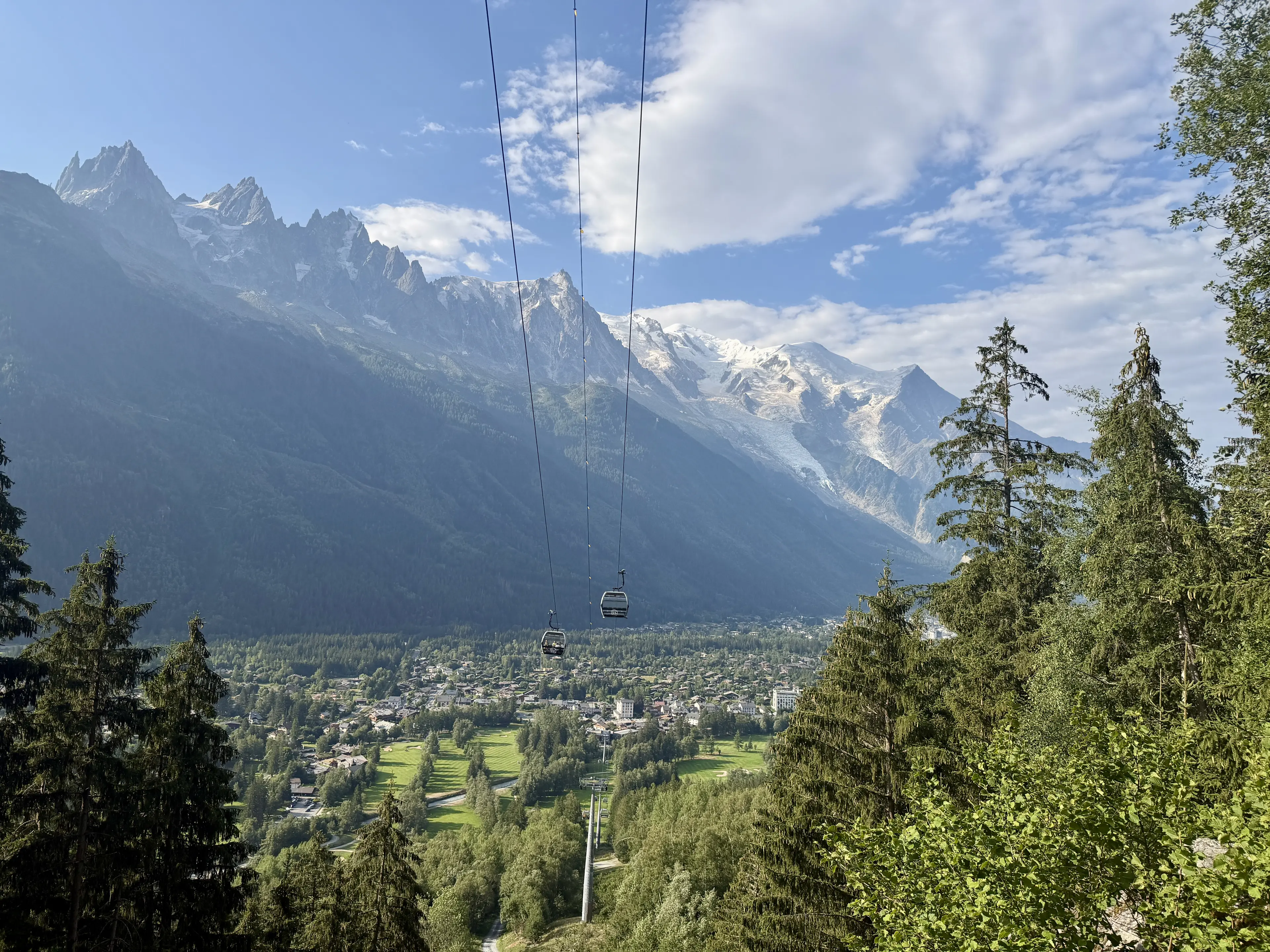 Télécabine de la Flégère au-dessus de la vallée de Chamonix en été