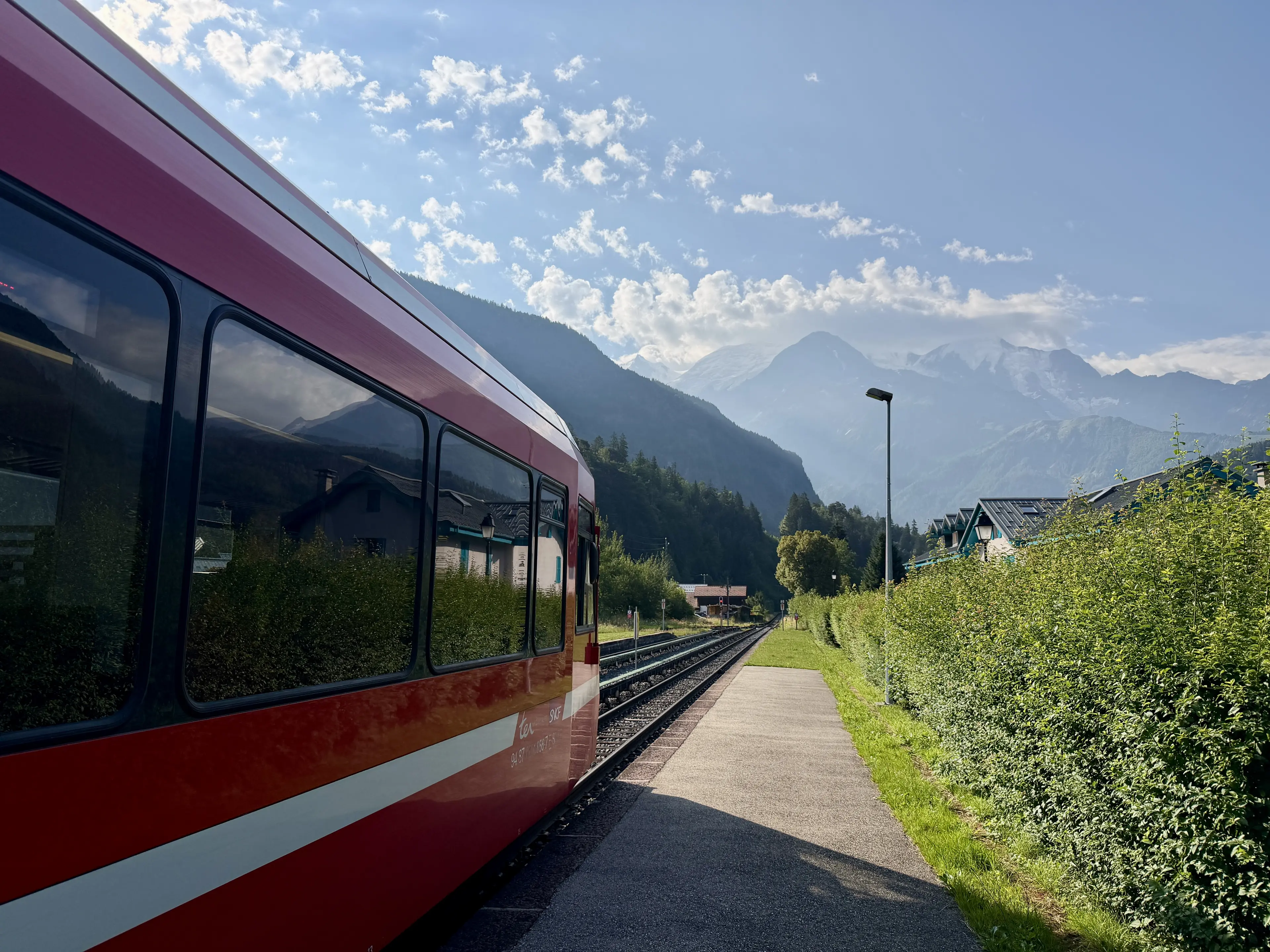 Train du Mont-Blanc Express à l'arrêt dans la vallée de Chamonix