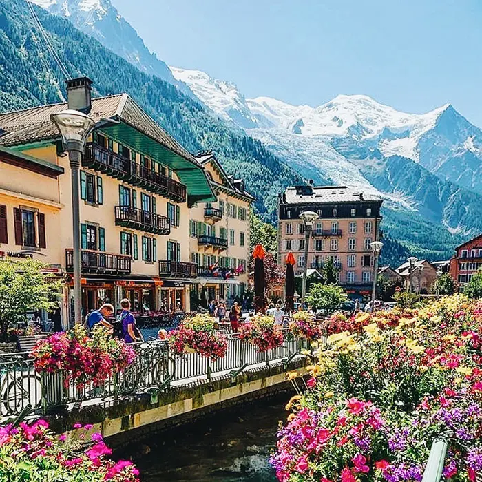 Centre de Chamonix en été, l'Arve fleurie et le glacier des Bossons en arrière-plan