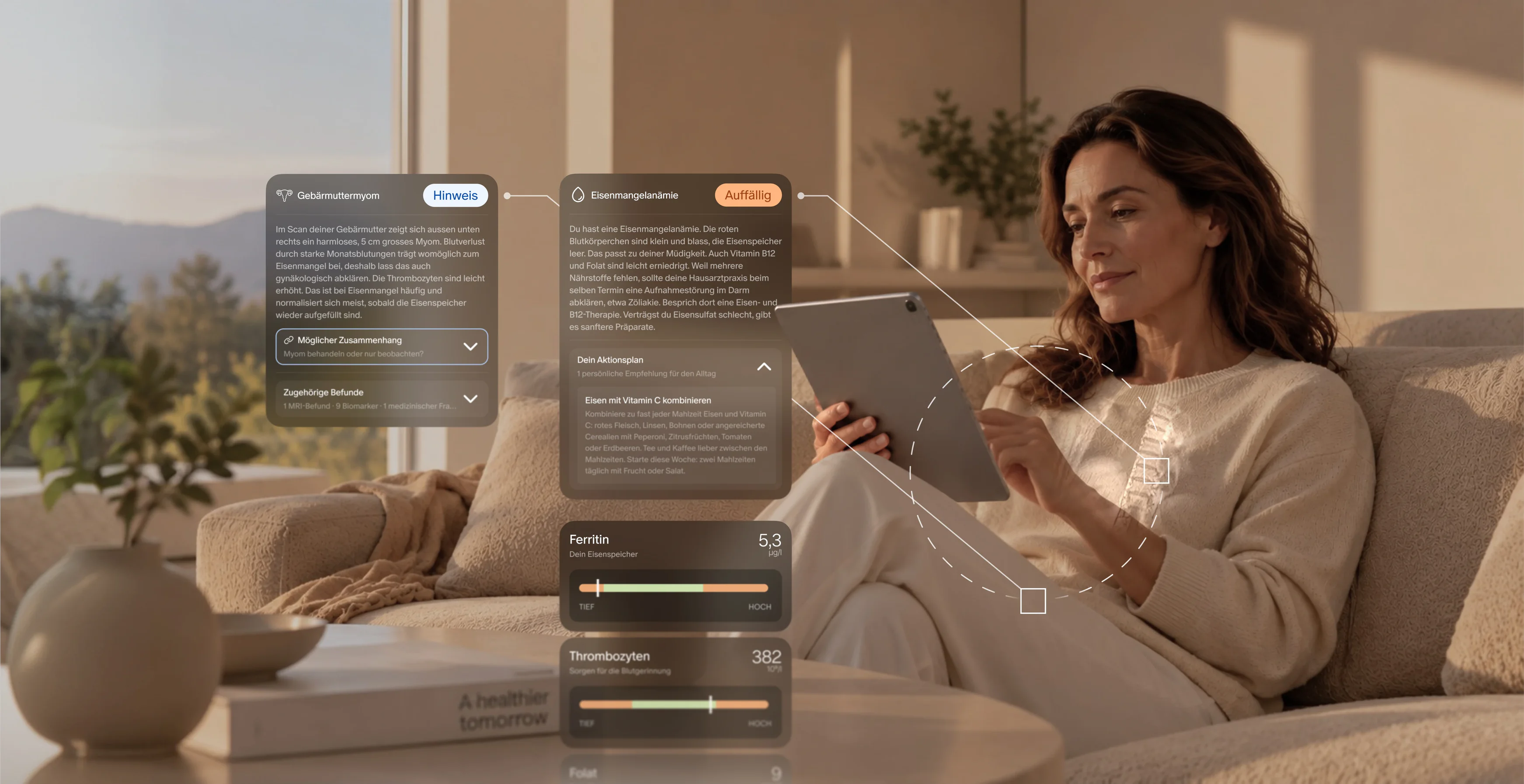 Frau auf dem Sofa, die ihre Gesundheitsergebnisse auf dem Tablet liest, daneben ihre Insights zu Eisenmangelanämie und Gebärmuttermyom und ein Ferritinwert von 5,3